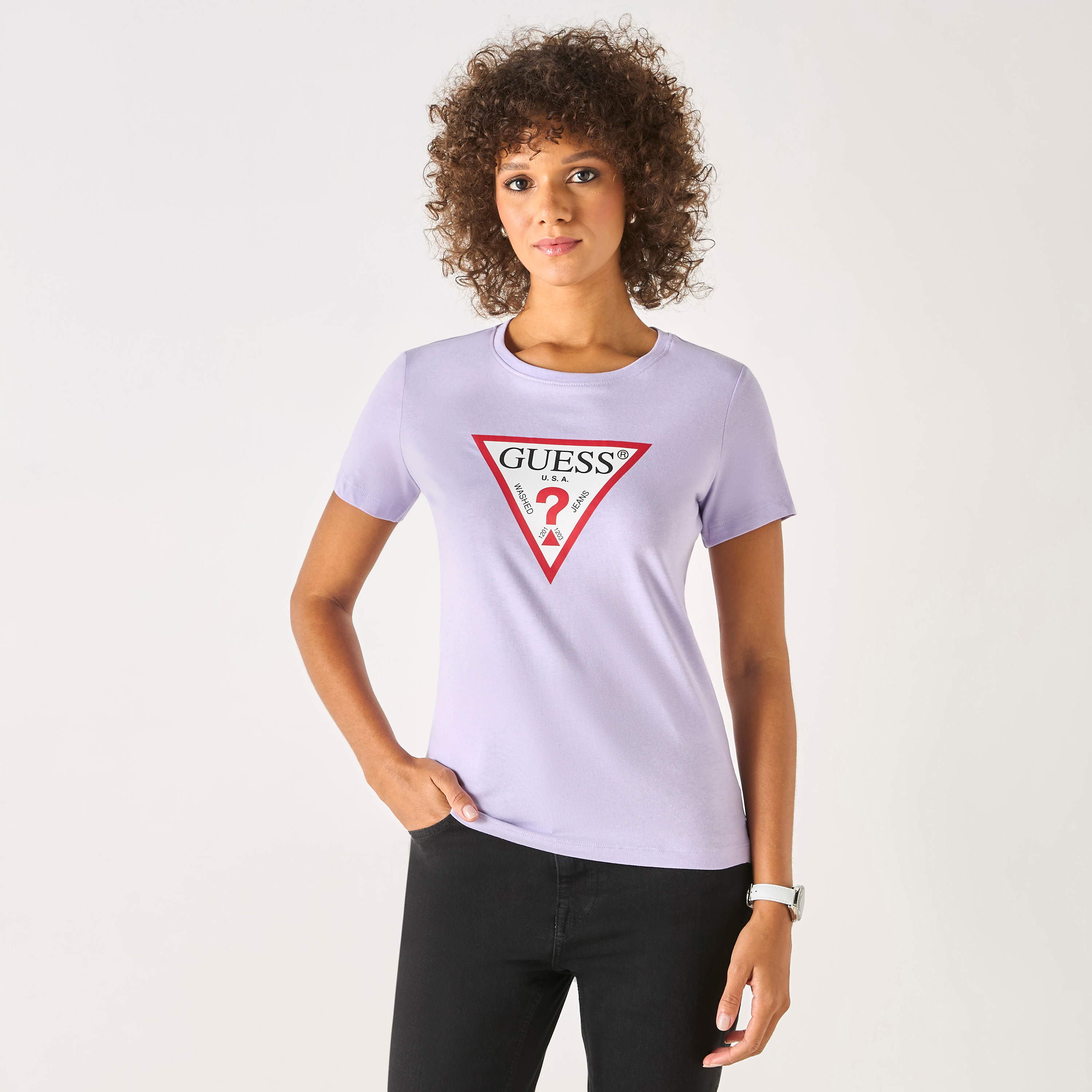 تيشيرت بياقة مستديرة وأكمام قصيرة بطبعات شعار من جيس-women-clothing-tshirts-image-3