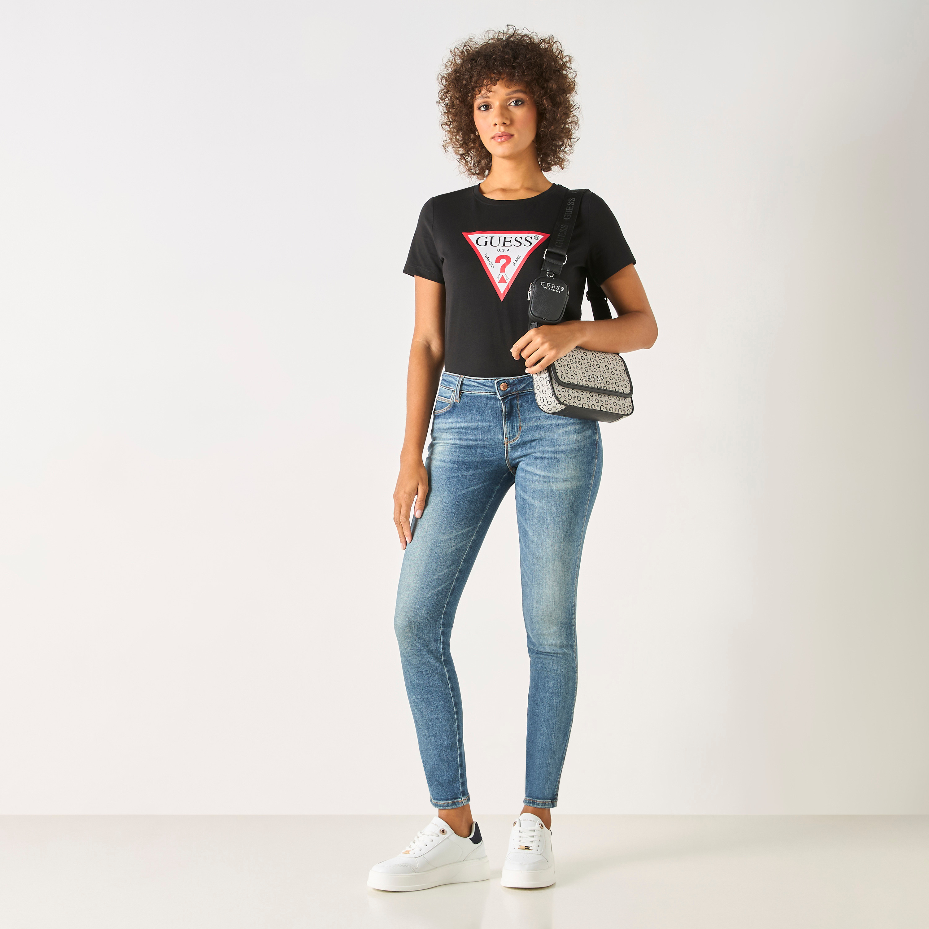 تيشيرت بياقة مستديرة وأكمام قصيرة بطبعات شعار من جيس-women-clothing-tshirts-image-2