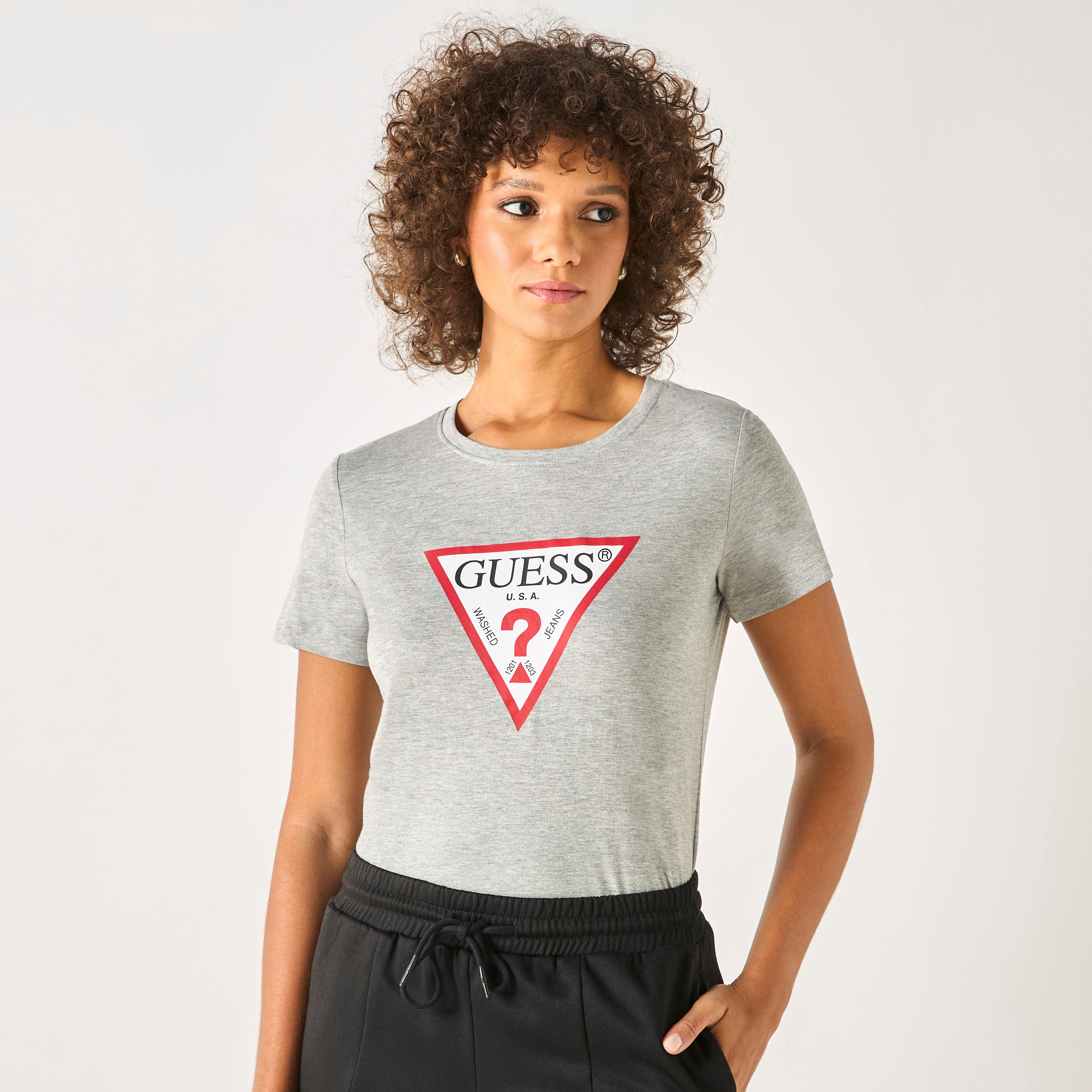 تيشيرت بياقة مستديرة وأكمام قصيرة بطبعات شعار من جيس-women-clothing-tshirts-image-1