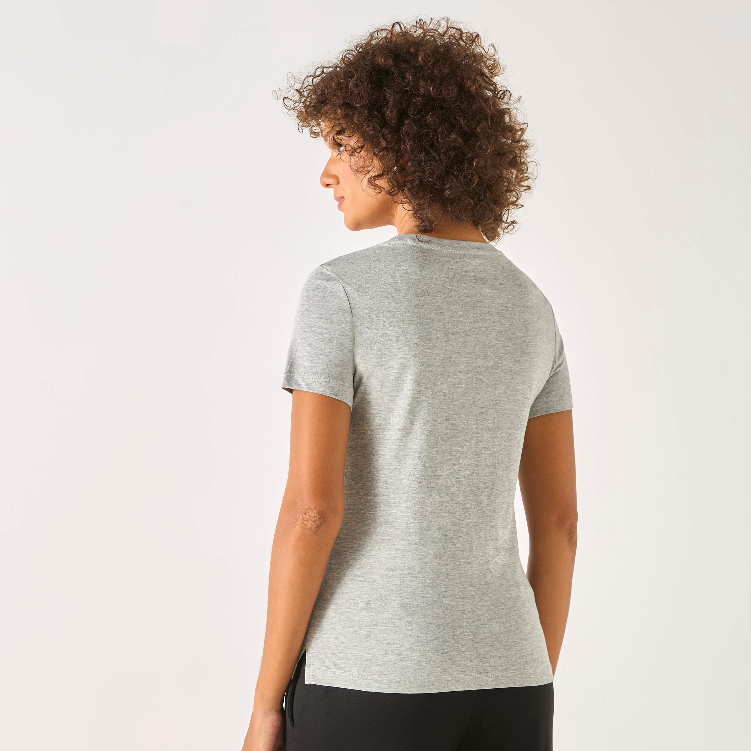 تيشيرت بياقة مستديرة وأكمام قصيرة بطبعات شعار من جيس-women-clothing-tshirts-image-5
