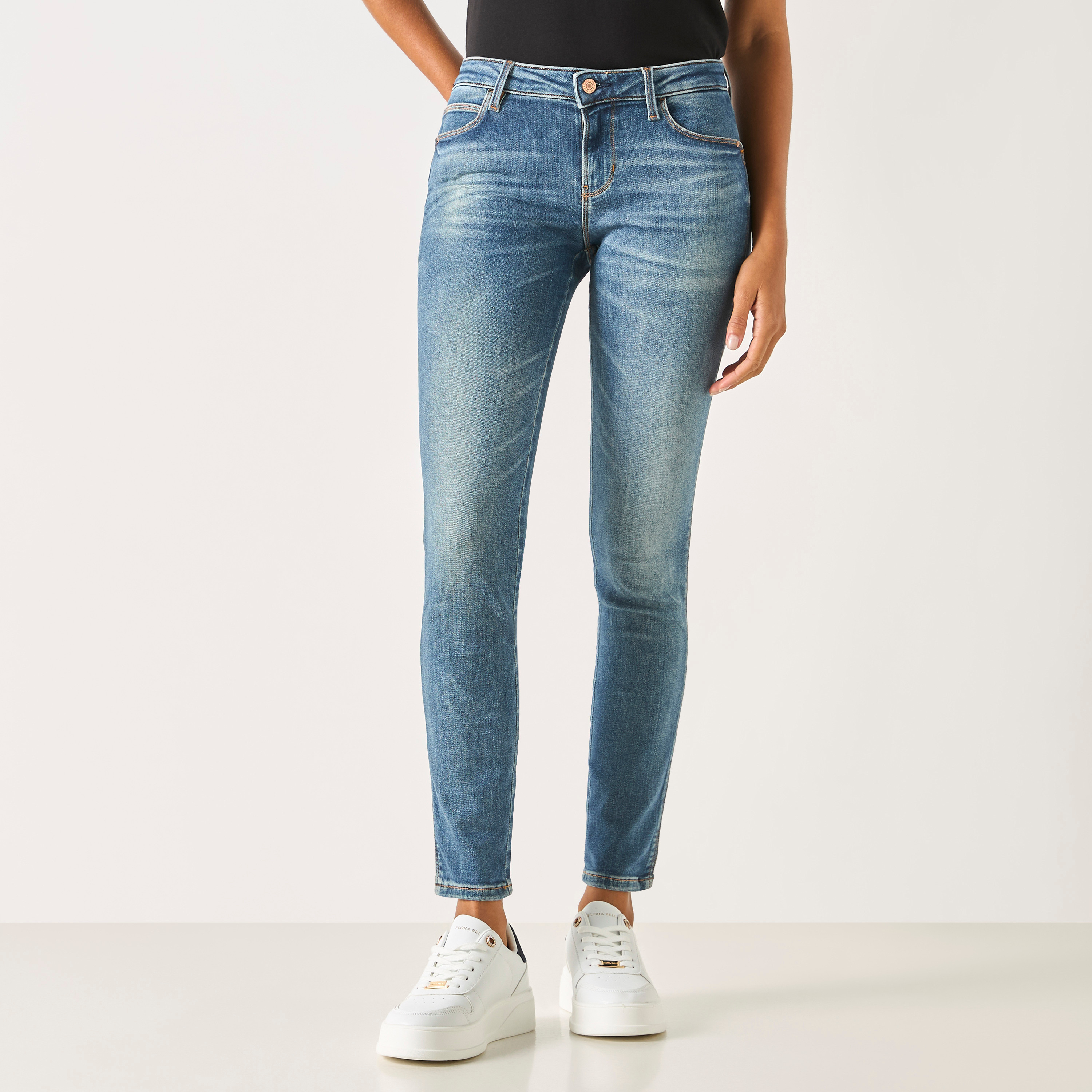 بنطلون جينز سادة بقصة ضيقة وجيوب وزر إغلاق من جيس-women-clothing-bottoms-jeans-image-1