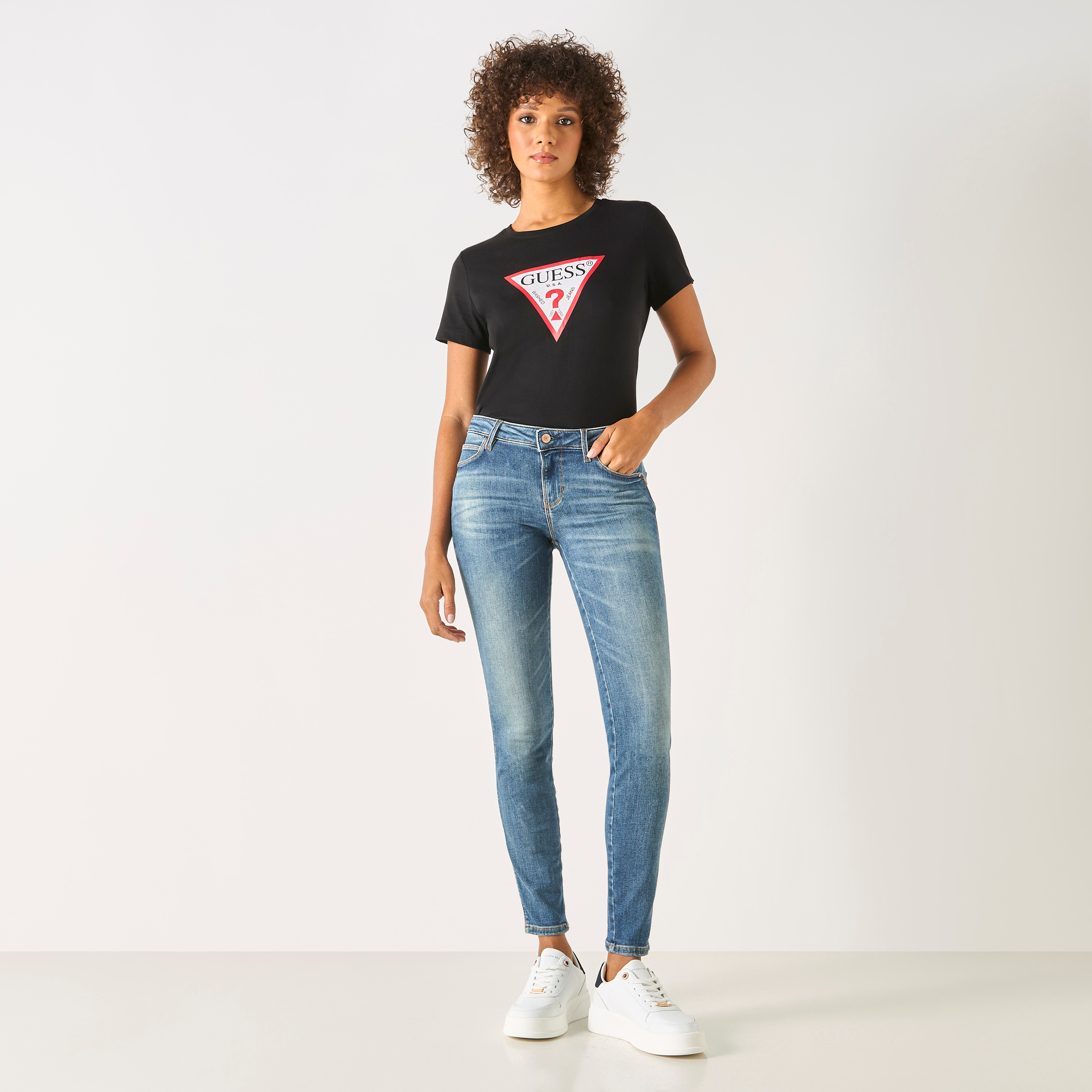 بنطلون جينز سادة بقصة ضيقة وجيوب وزر إغلاق من جيس-women-clothing-bottoms-jeans-image-2