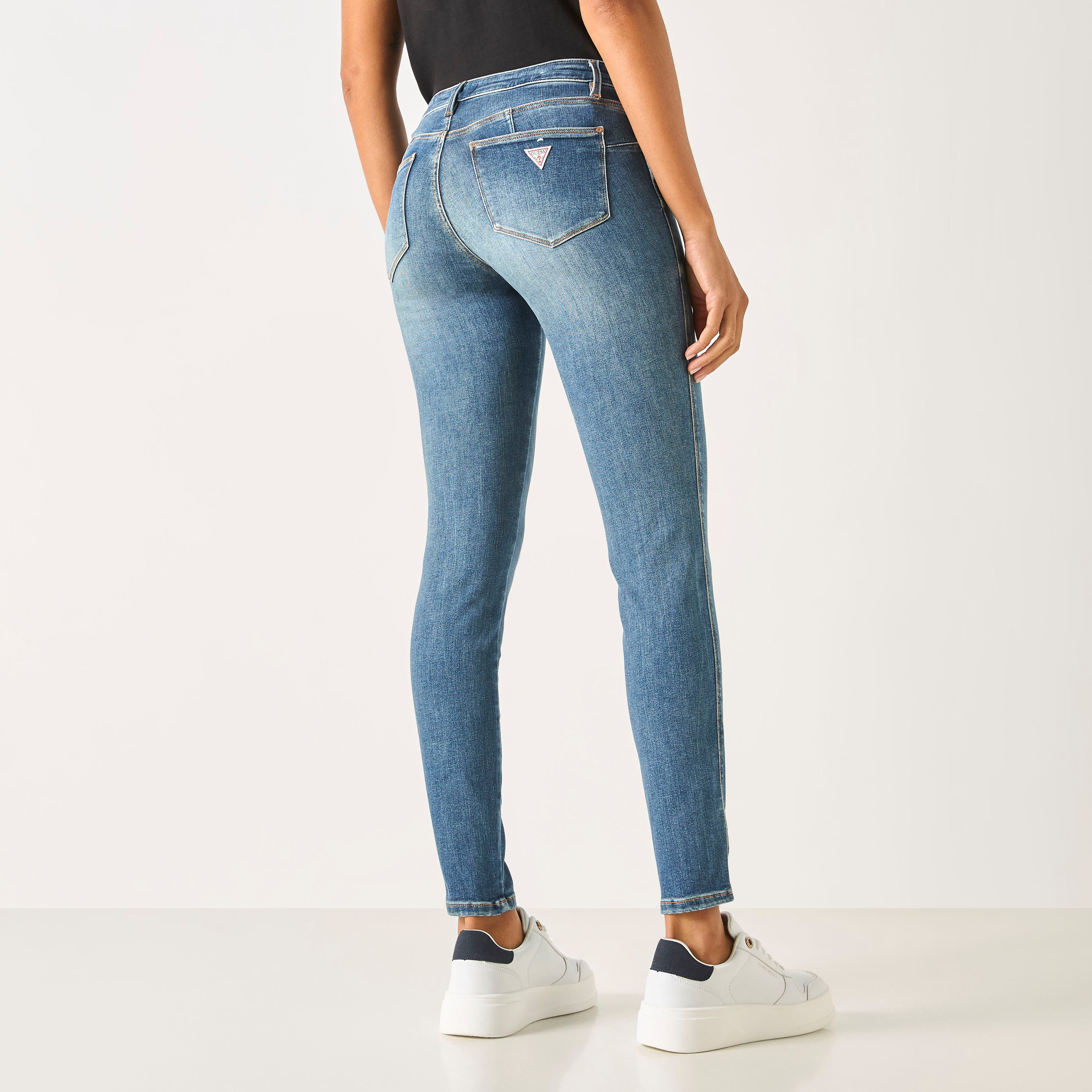 بنطلون جينز سادة بقصة ضيقة وجيوب وزر إغلاق من جيس-women-clothing-bottoms-jeans-image-5