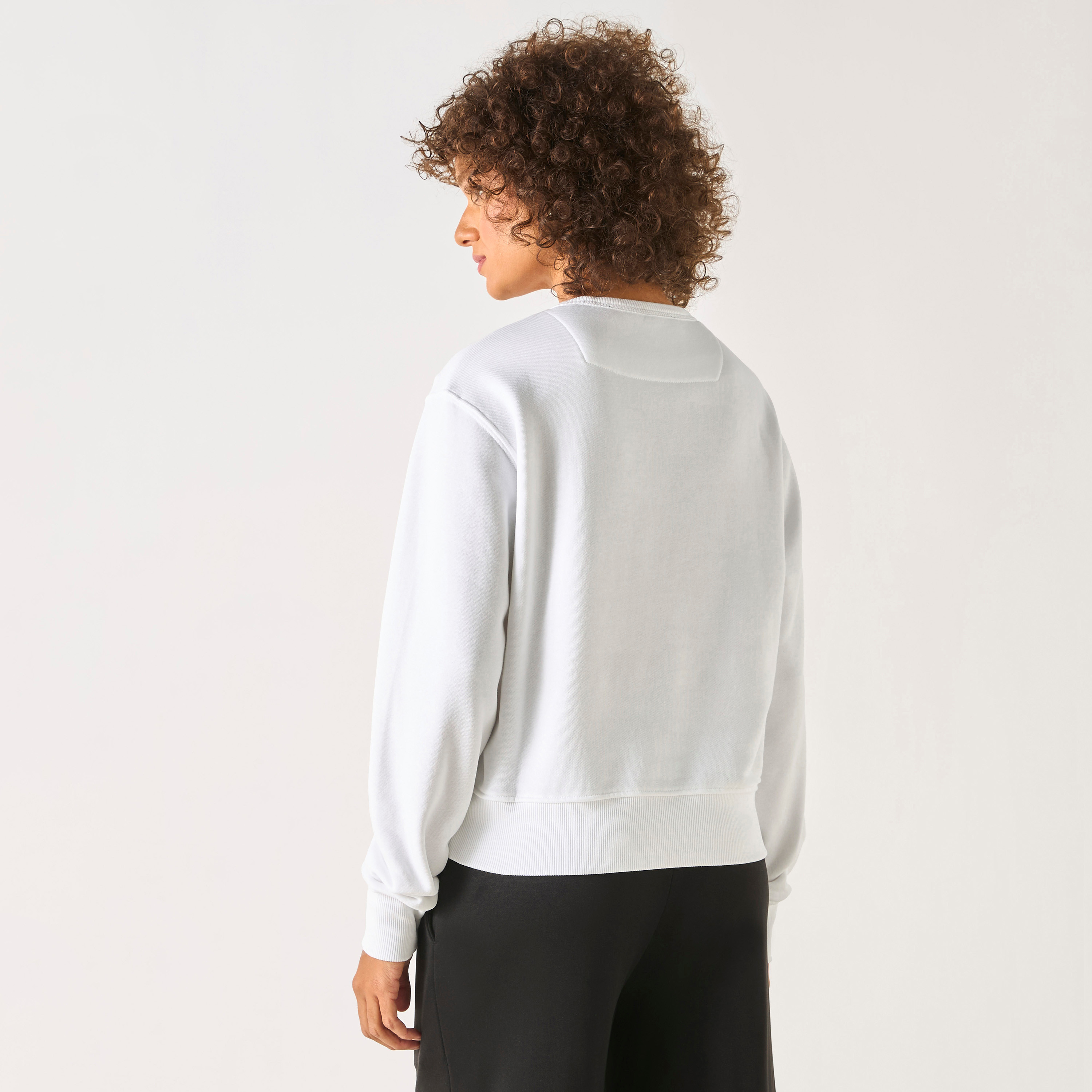 سويت شيرت بأكمام طويلة وطبعات شعار من جيس-women-winterwear-hoodiesandsweatshirts-hoodies-image-6