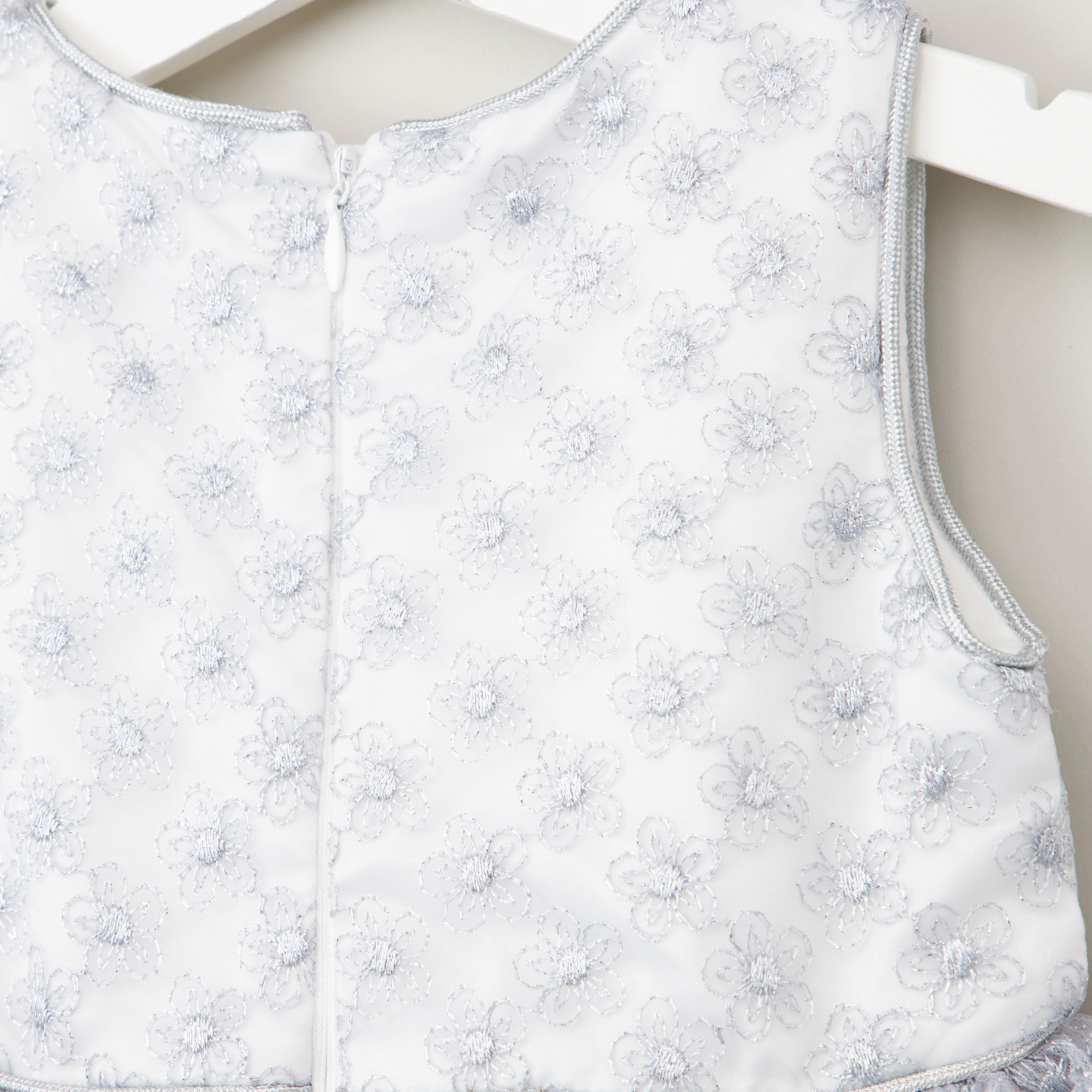 فستان مطرّز بدون أكمام من جونيورز-baby-girls-clothing-dressesandjumpsuits-image-4