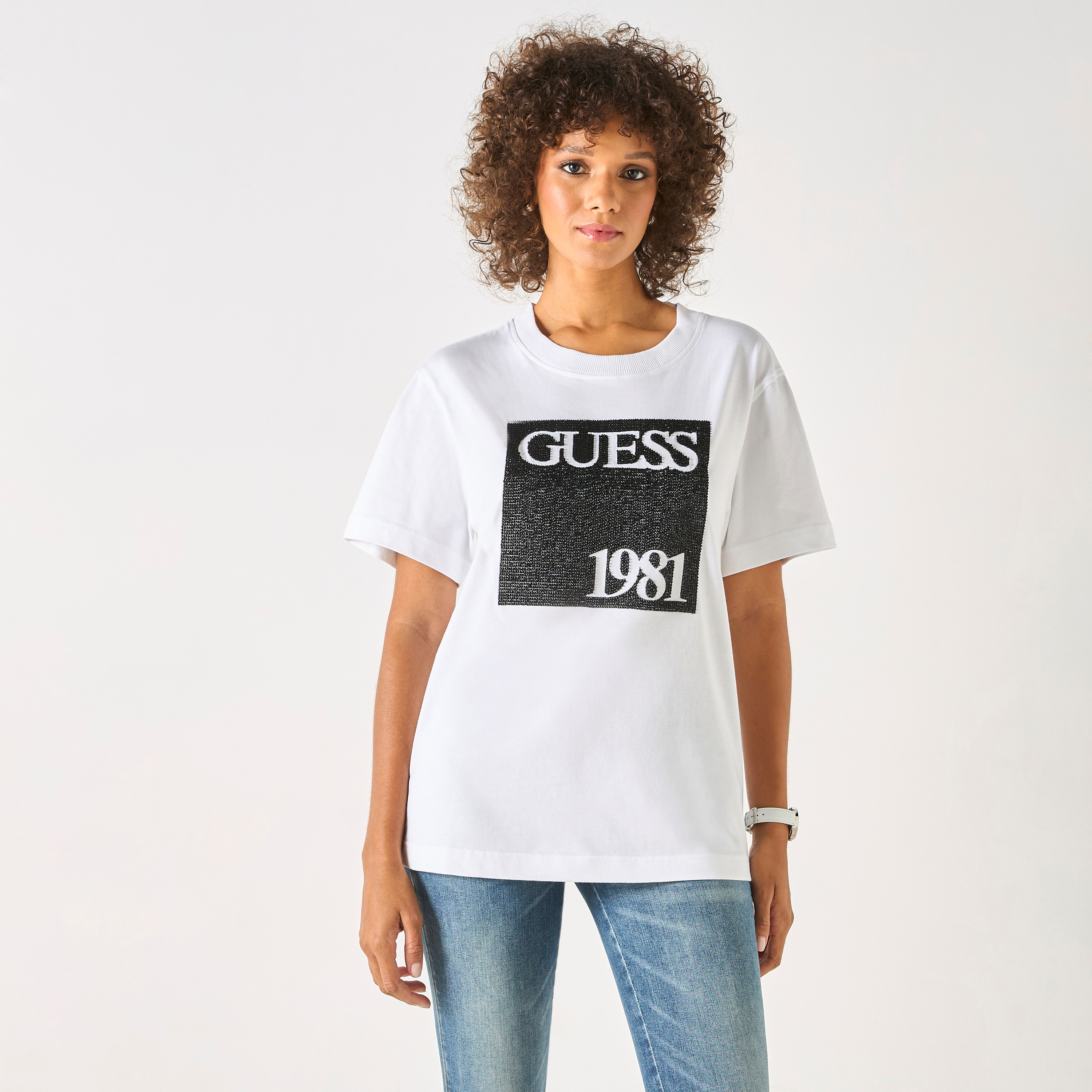 تيشيرت بياقة مستديرة وأكمام قصيرة بطبعات شعار من جيس-women-clothing-tshirts-image-3
