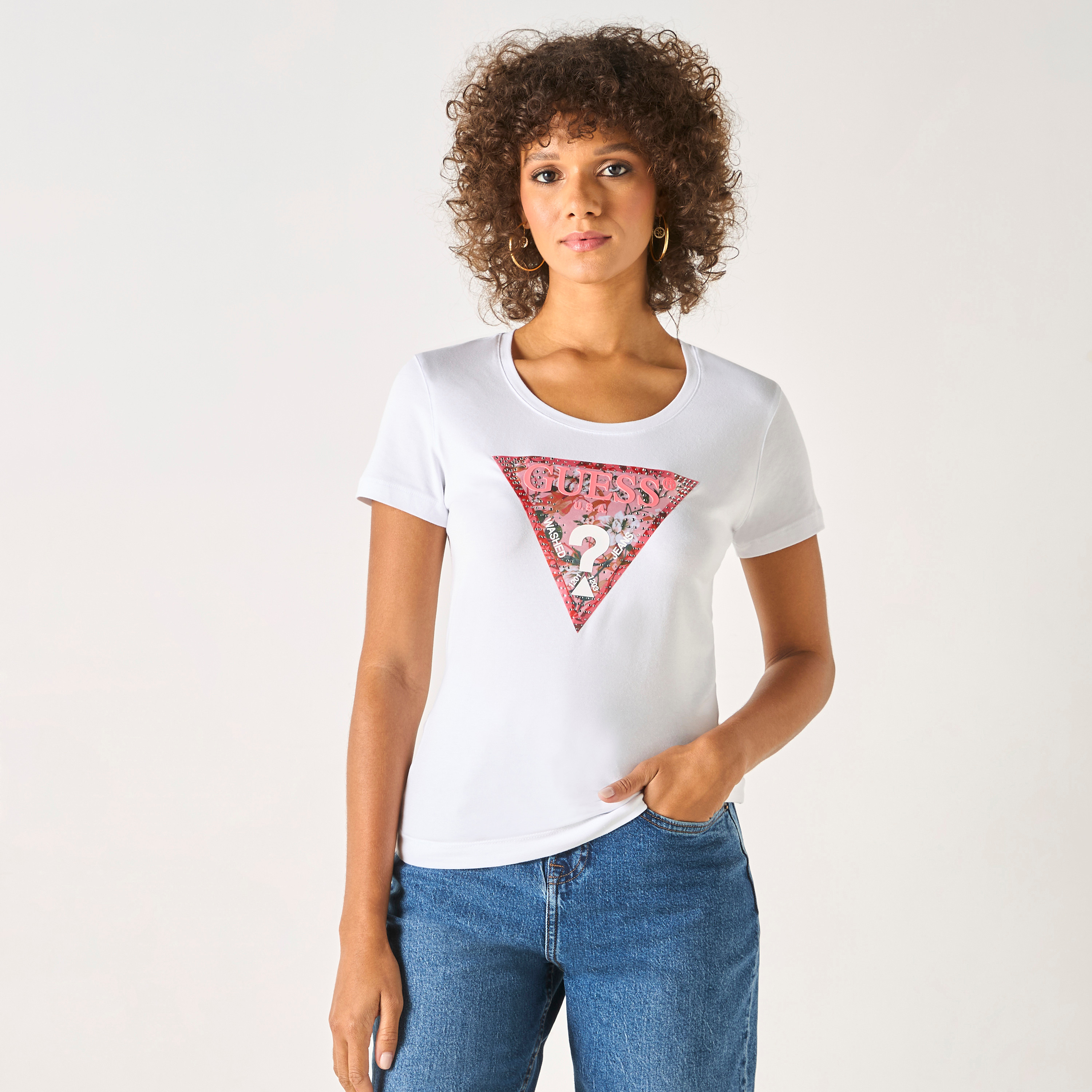 تيشيرت بياقة مستديرة وأكمام قصيرة وطبعات شعار من جيس-women-clothing-tshirts-image-3