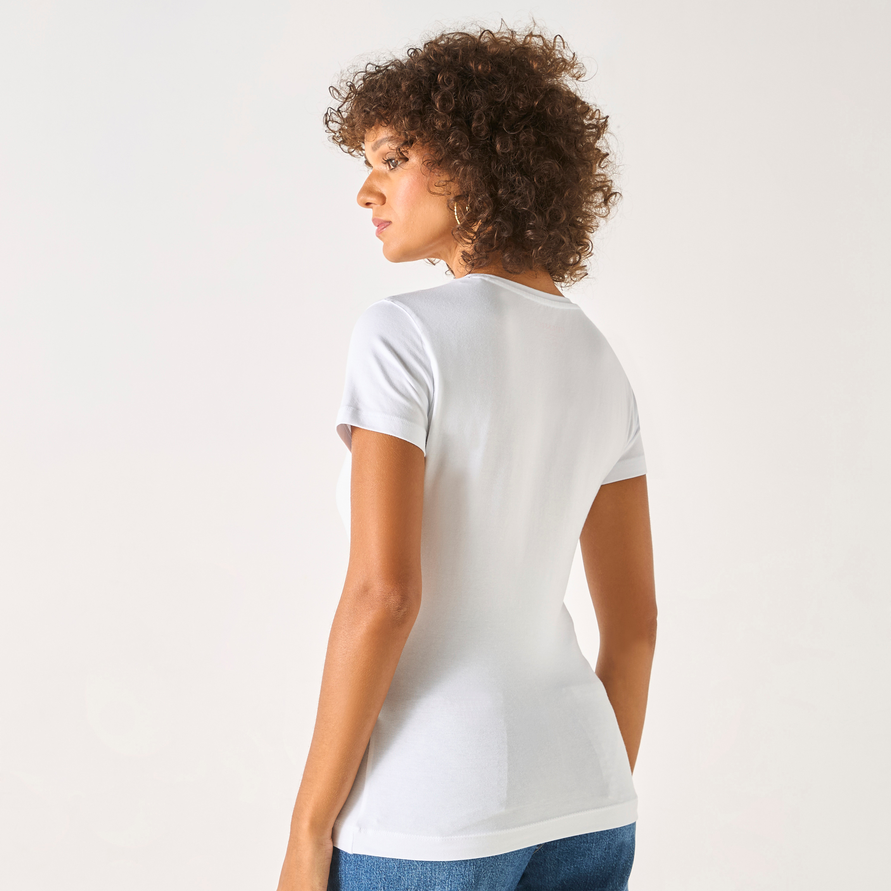 تيشيرت بياقة مستديرة وأكمام قصيرة وطبعات شعار من جيس-women-clothing-tshirts-image-5