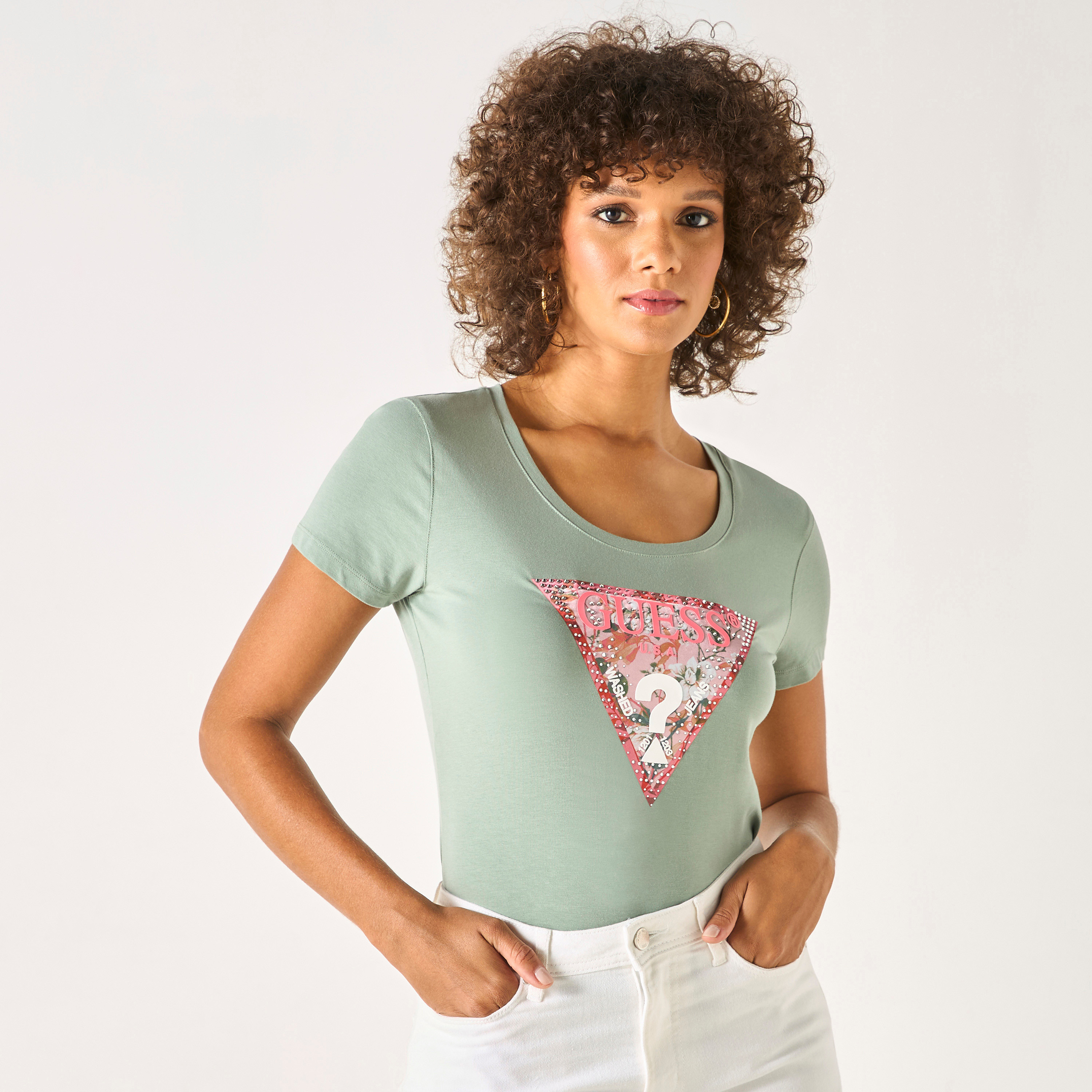 تيشيرت بياقة مستديرة وأكمام قصيرة بطبعات شعار من جيس-women-clothing-tshirts-image-1