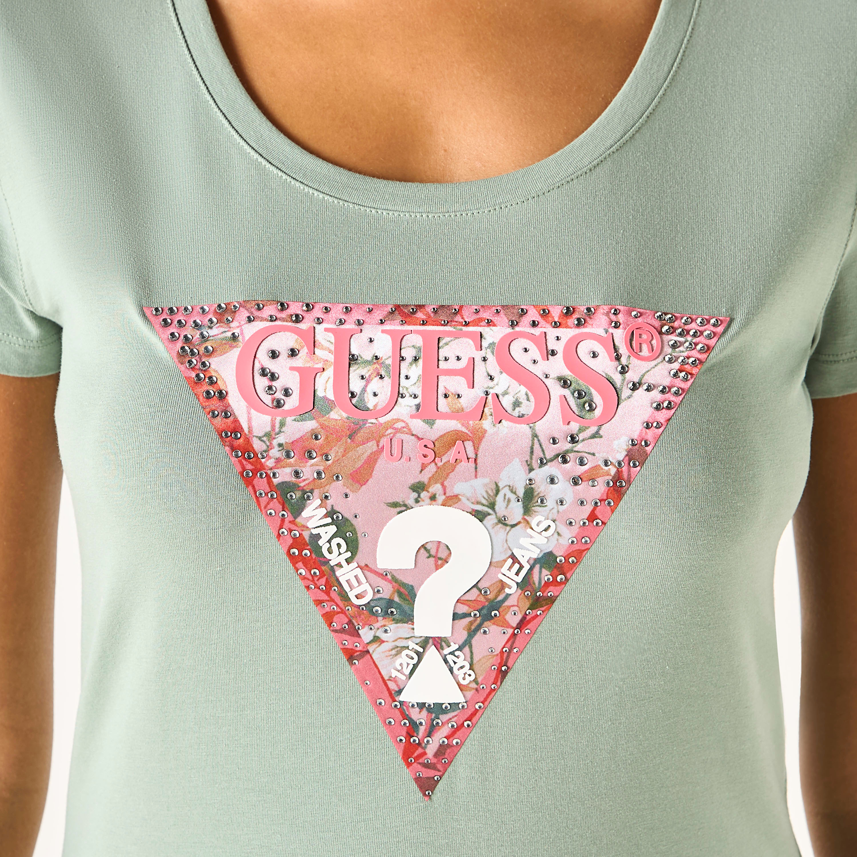 تيشيرت بياقة مستديرة وأكمام قصيرة بطبعات شعار من جيس-women-clothing-tshirts-image-4