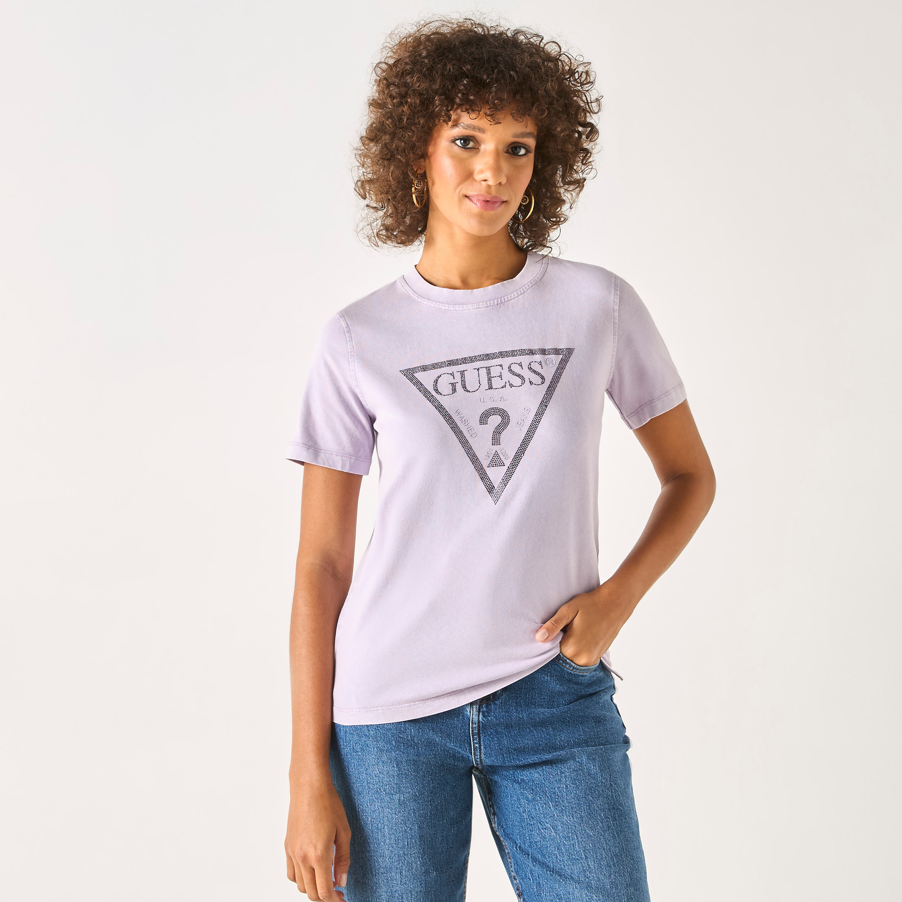 تيشيرت بياقة مستديرة وأكمام قصيرة وتفاصيل شعار من جيس-women-clothing-tshirts-image-3