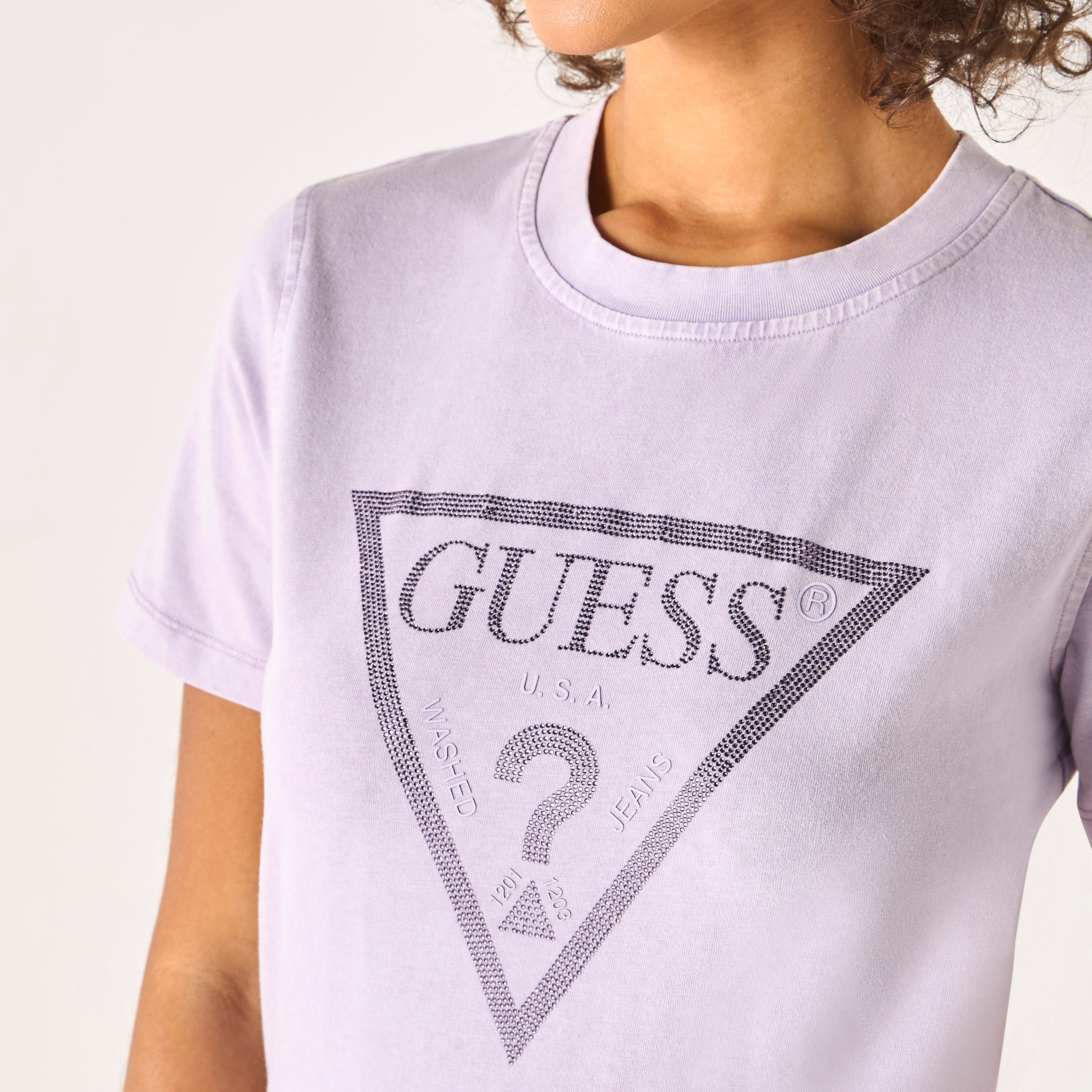 تيشيرت بياقة مستديرة وأكمام قصيرة وتفاصيل شعار من جيس-women-clothing-tshirts-image-4