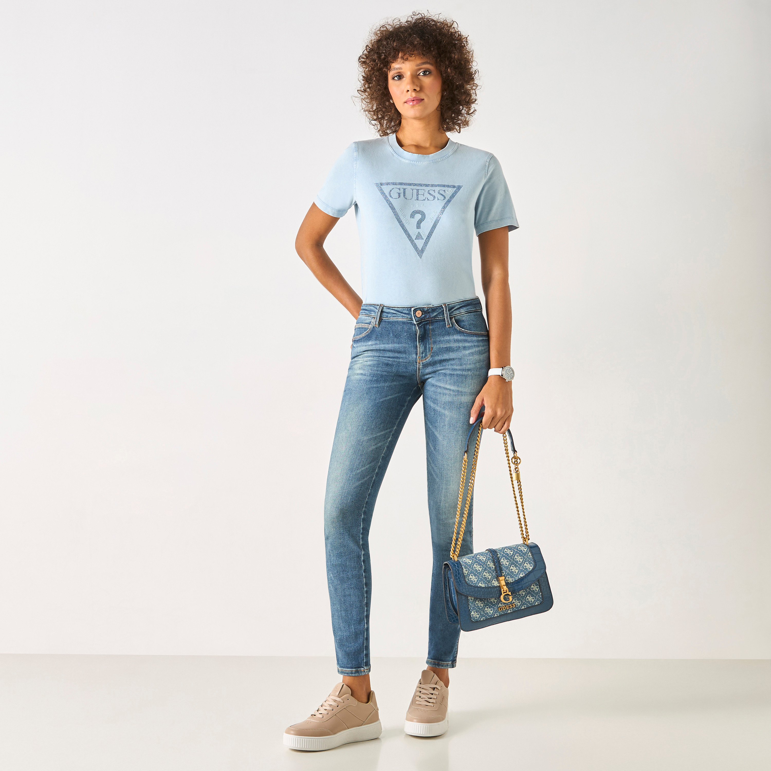 تيشيرت بياقة مستديرة وأكمام قصيرة وتفاصيل شعار من جيس-women-clothing-tshirts-image-2