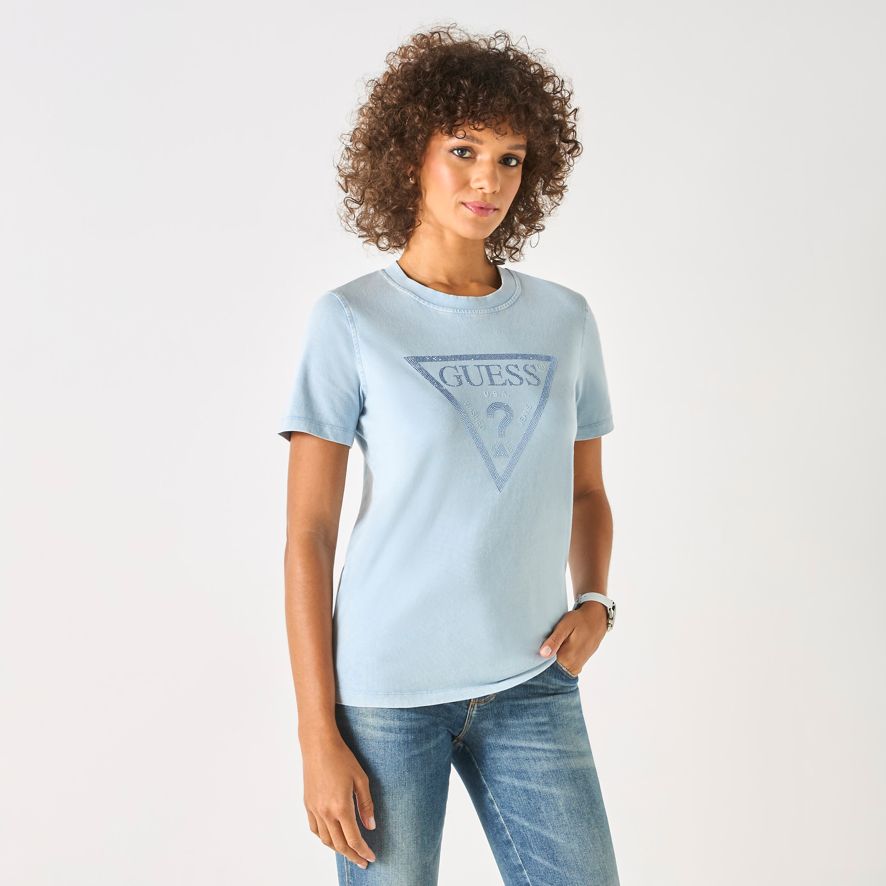 تيشيرت بياقة مستديرة وأكمام قصيرة وتفاصيل شعار من جيس-women-clothing-tshirts-image-3