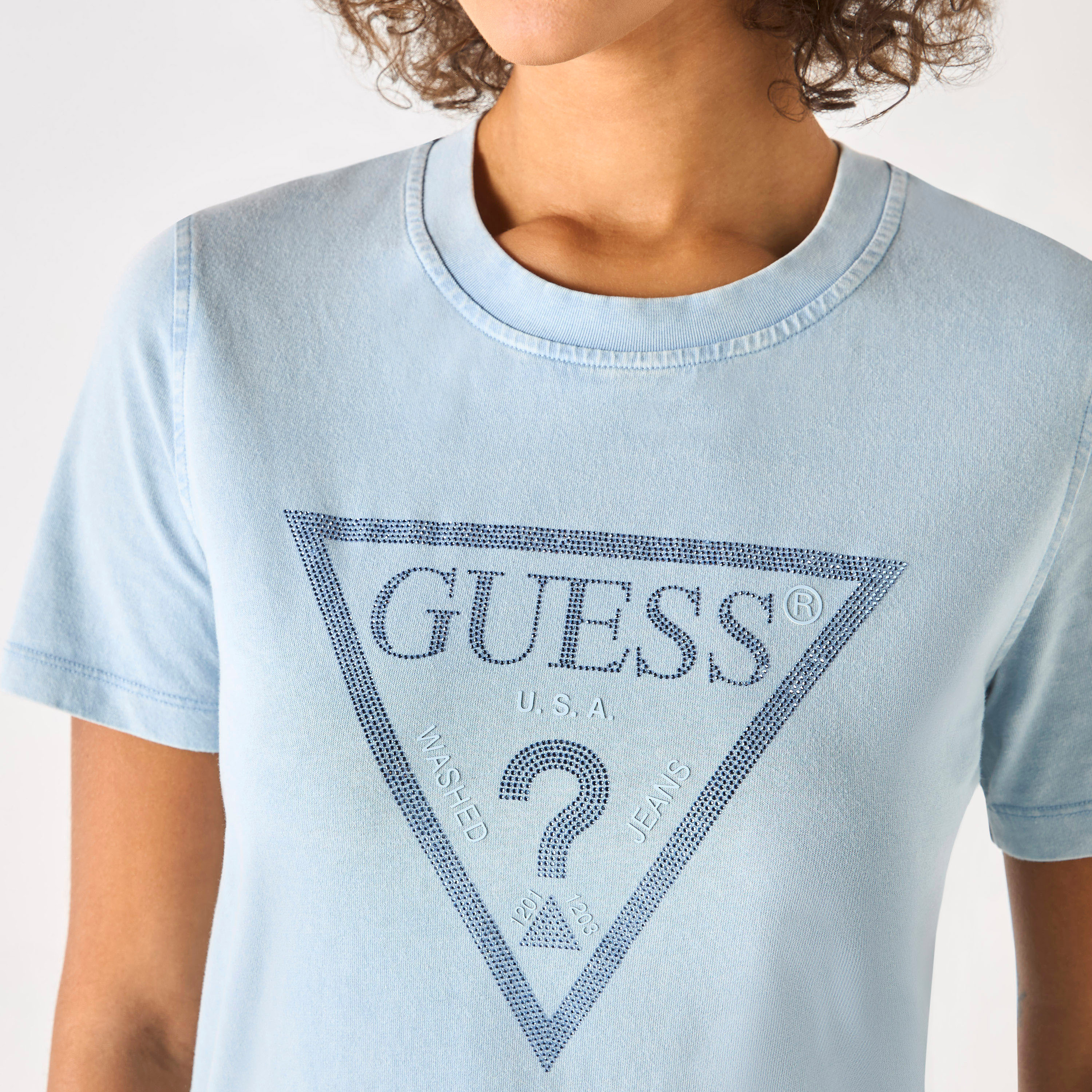 تيشيرت بياقة مستديرة وأكمام قصيرة وتفاصيل شعار من جيس-women-clothing-tshirts-image-4