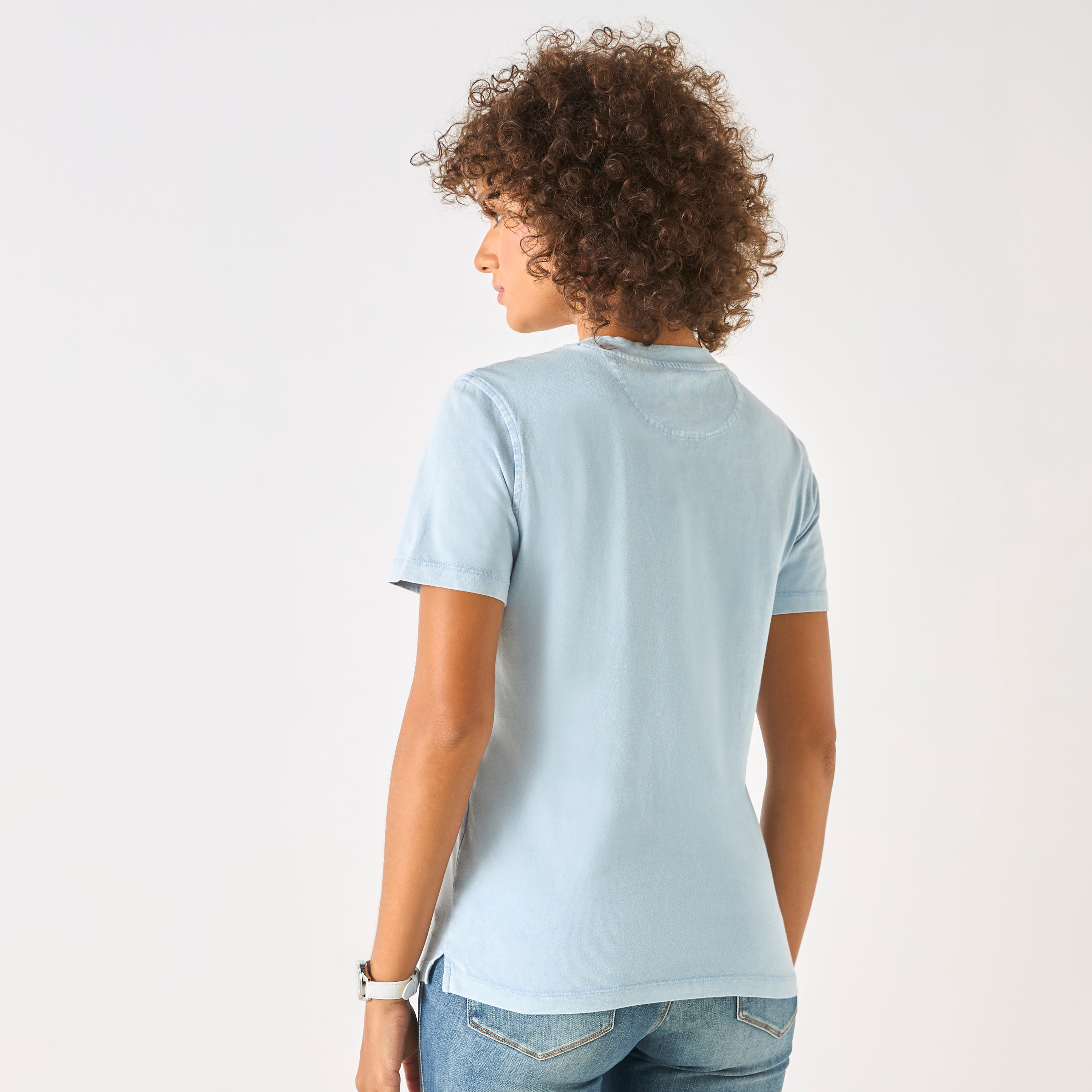تيشيرت بياقة مستديرة وأكمام قصيرة وتفاصيل شعار من جيس-women-clothing-tshirts-image-5