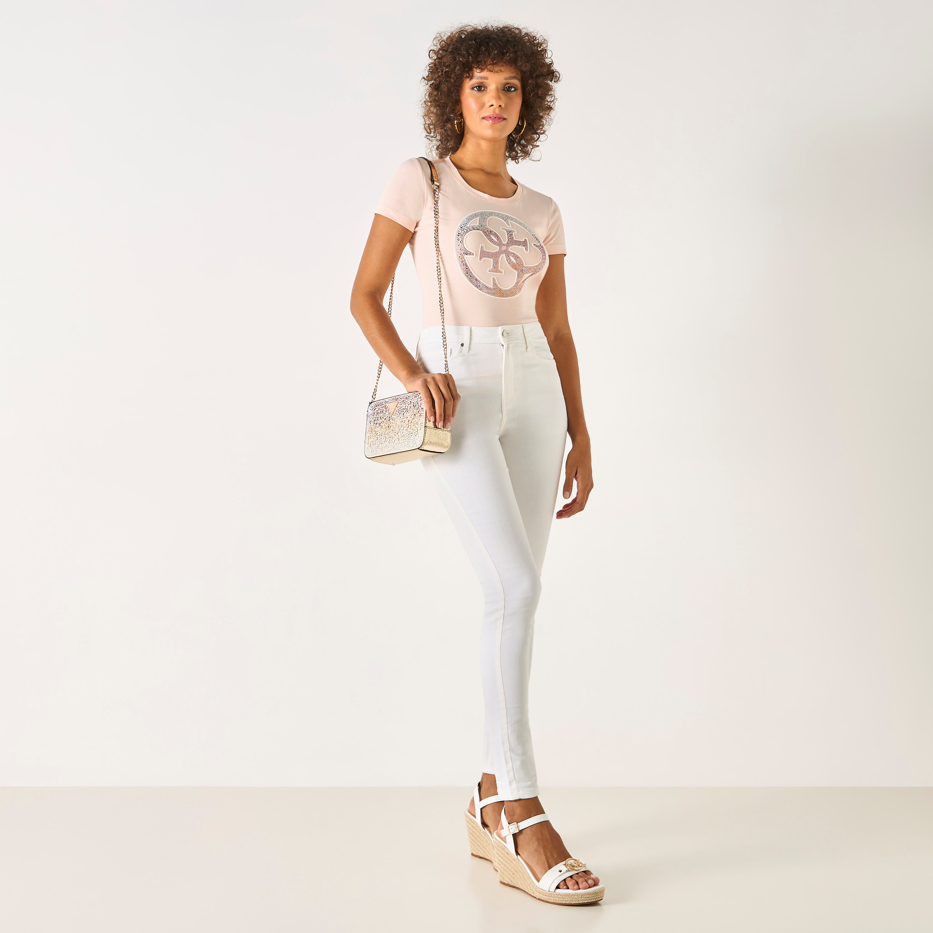 تيشيرت بياقة مستديرة وأكمام قصيرة وتطريز شعار من جيس-women-clothing-tshirts-image-2