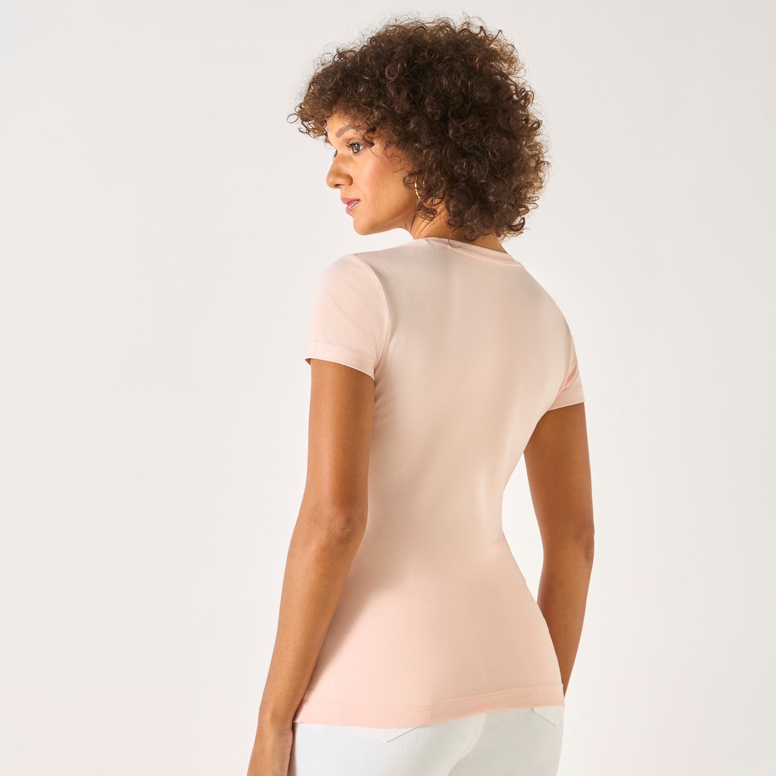 تيشيرت بياقة مستديرة وأكمام قصيرة وتطريز شعار من جيس-women-clothing-tshirts-image-5