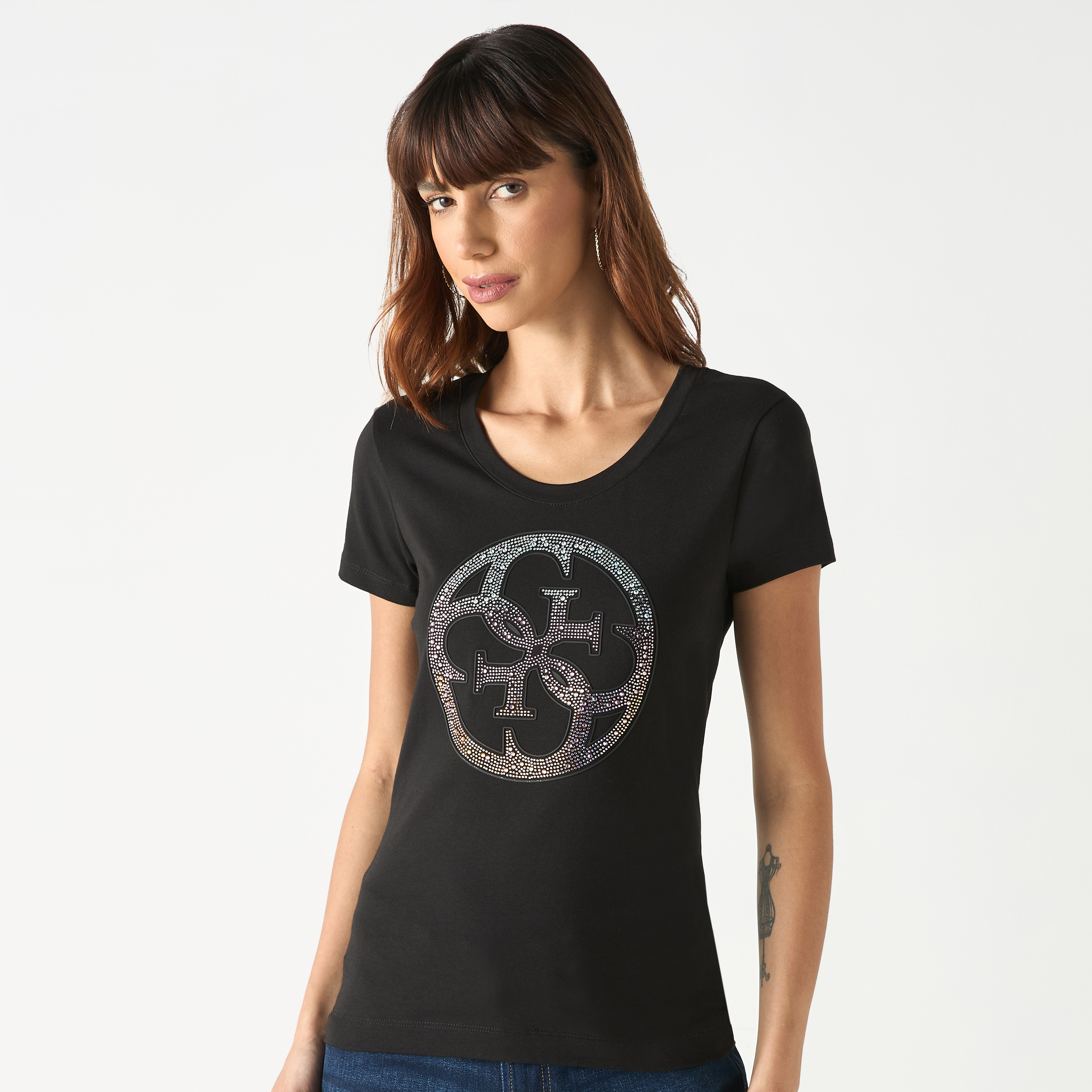 تيشيرت بياقة مستديرة وأكمام قصيرة وتزيينات شعار من جيس-women-clothing-tshirts-image-2