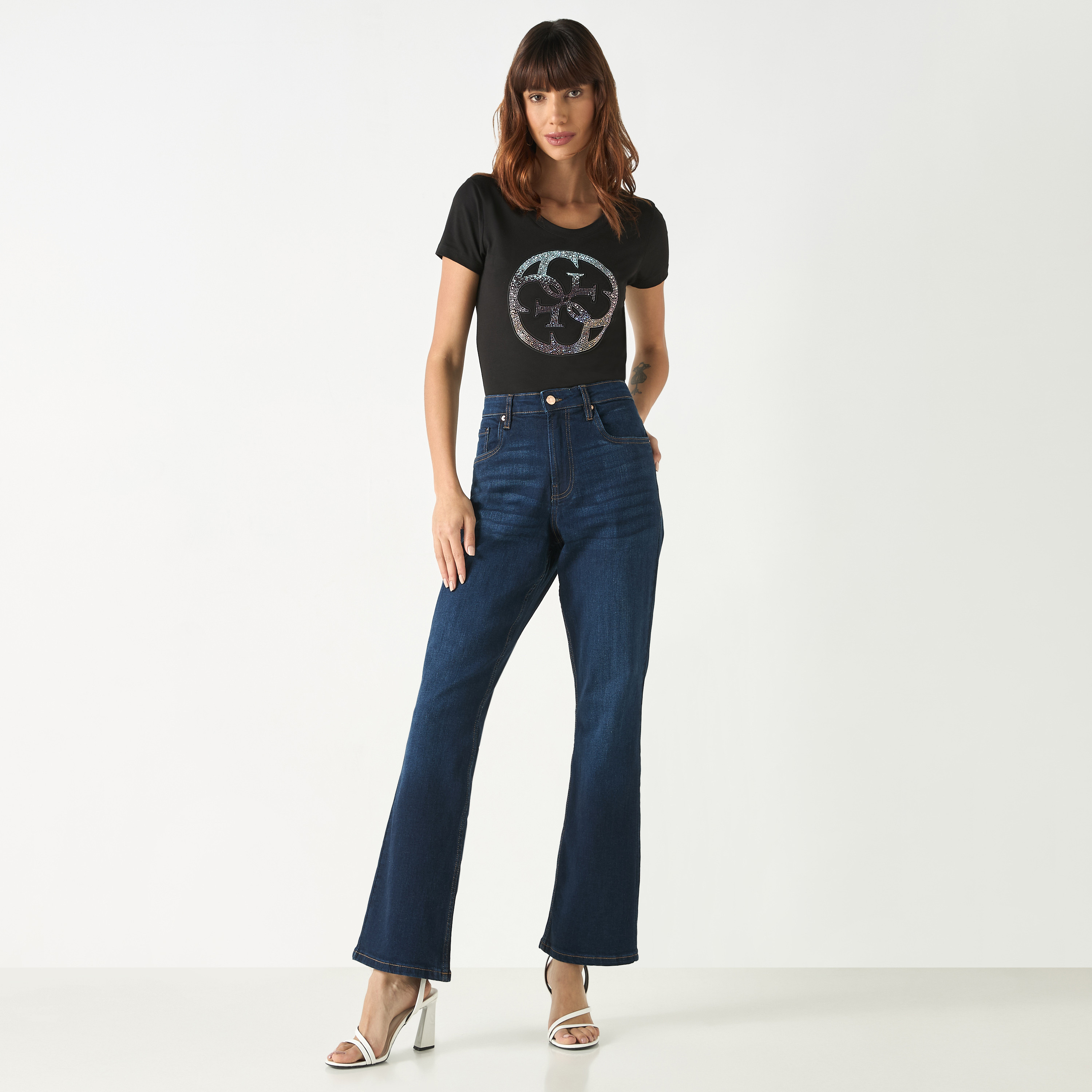 تيشيرت بياقة مستديرة وأكمام قصيرة وتزيينات شعار من جيس-women-clothing-tshirts-image-3