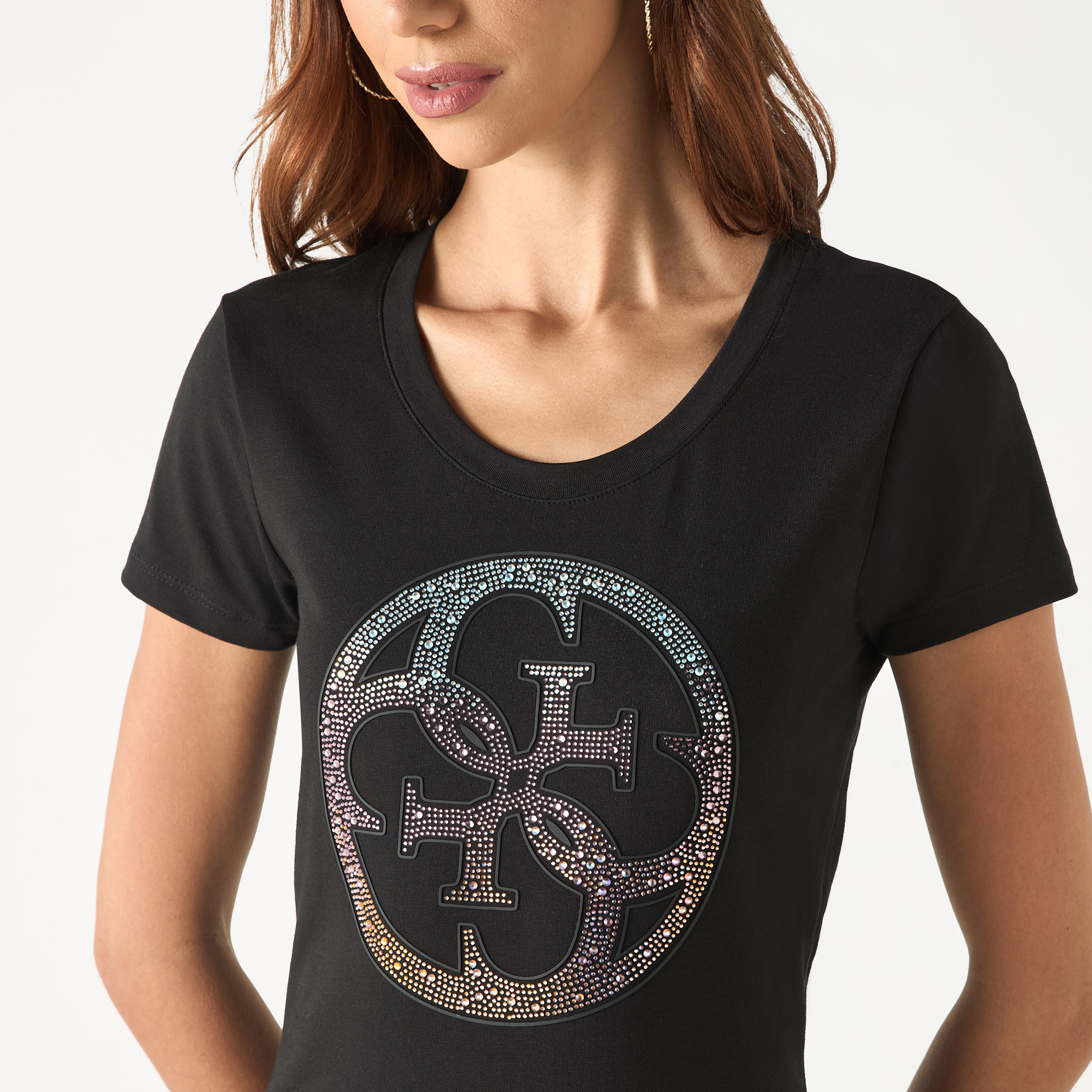 تيشيرت بياقة مستديرة وأكمام قصيرة وتزيينات شعار من جيس-women-clothing-tshirts-image-5