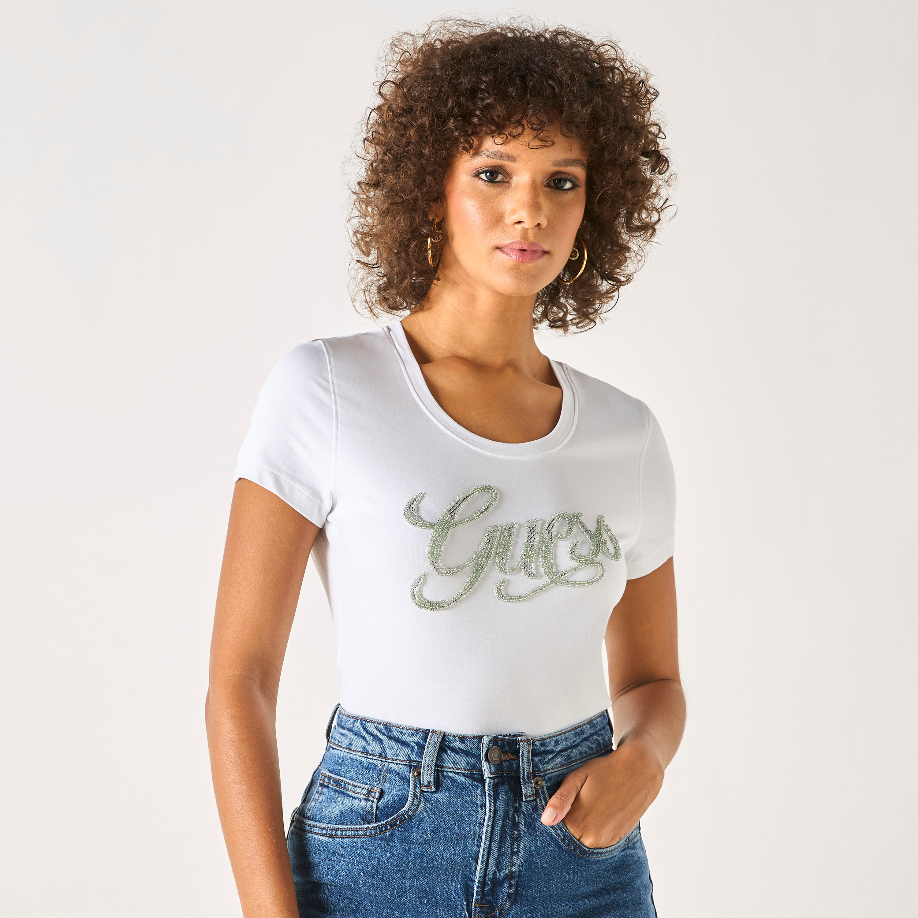 تيشيرت بياقة مستديرة وأكمام قصيرة وتزيينات شعار من جيس-women-clothing-tshirts-image-1