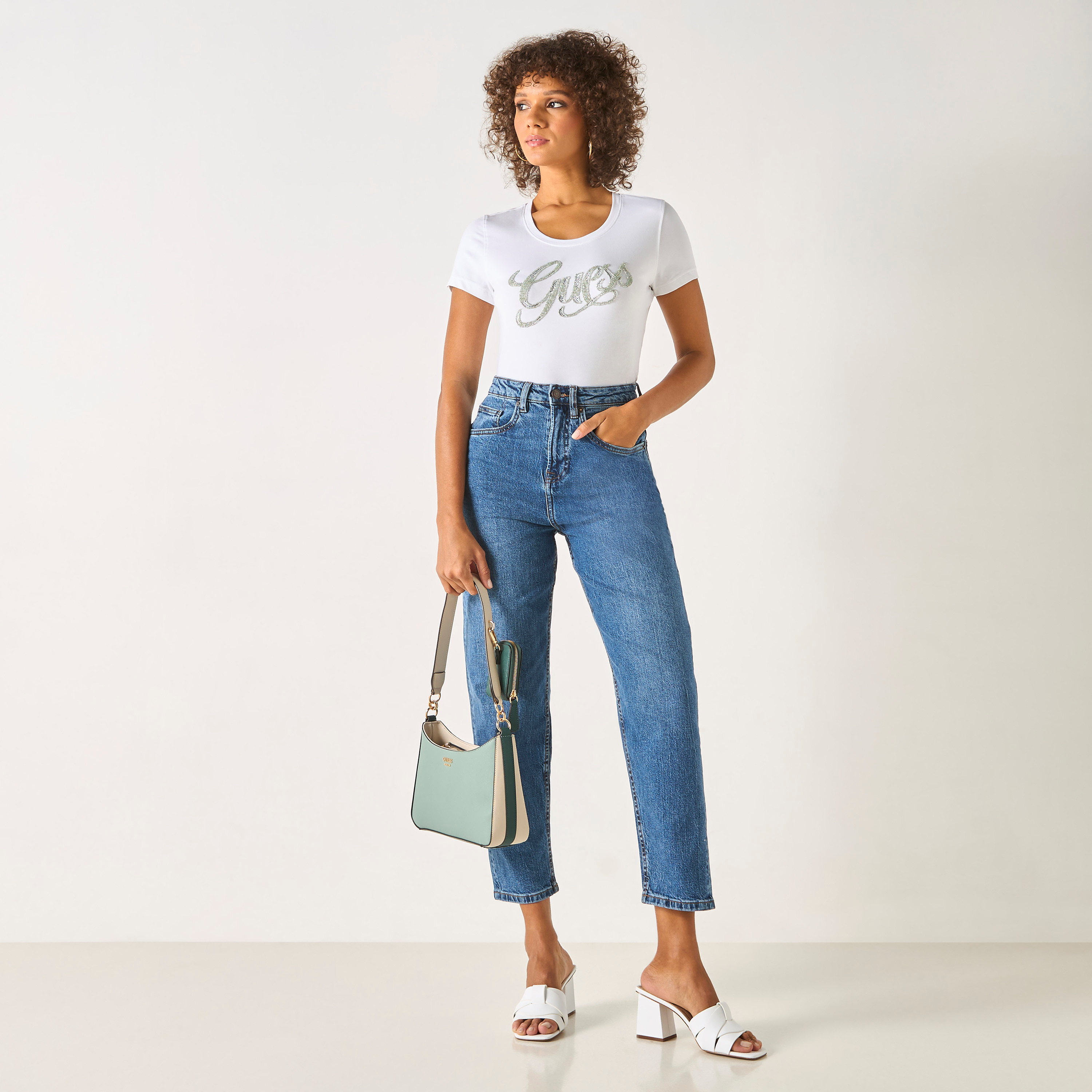 تيشيرت بياقة مستديرة وأكمام قصيرة وتزيينات شعار من جيس-women-clothing-tshirts-image-2
