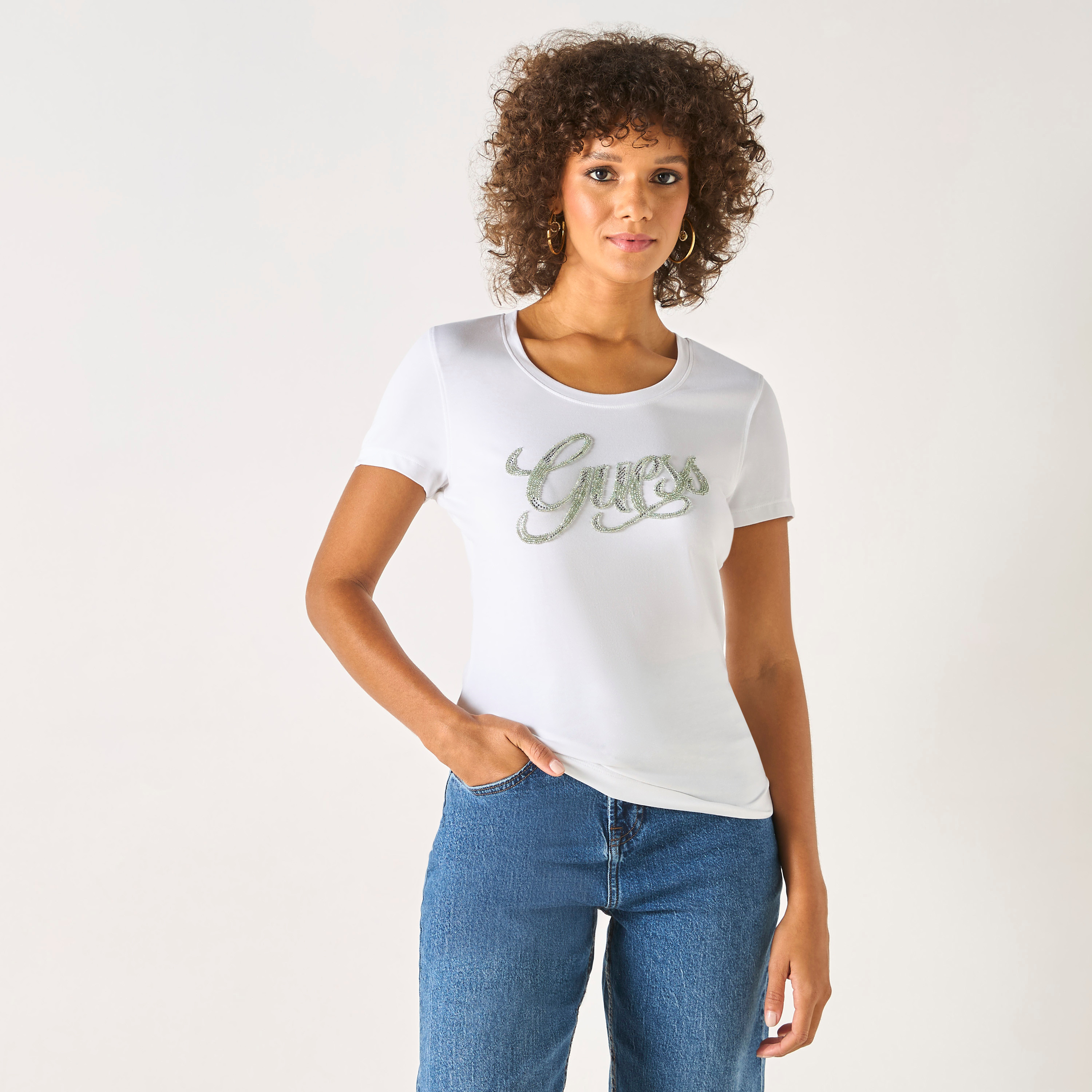 تيشيرت بياقة مستديرة وأكمام قصيرة وتزيينات شعار من جيس-women-clothing-tshirts-image-3