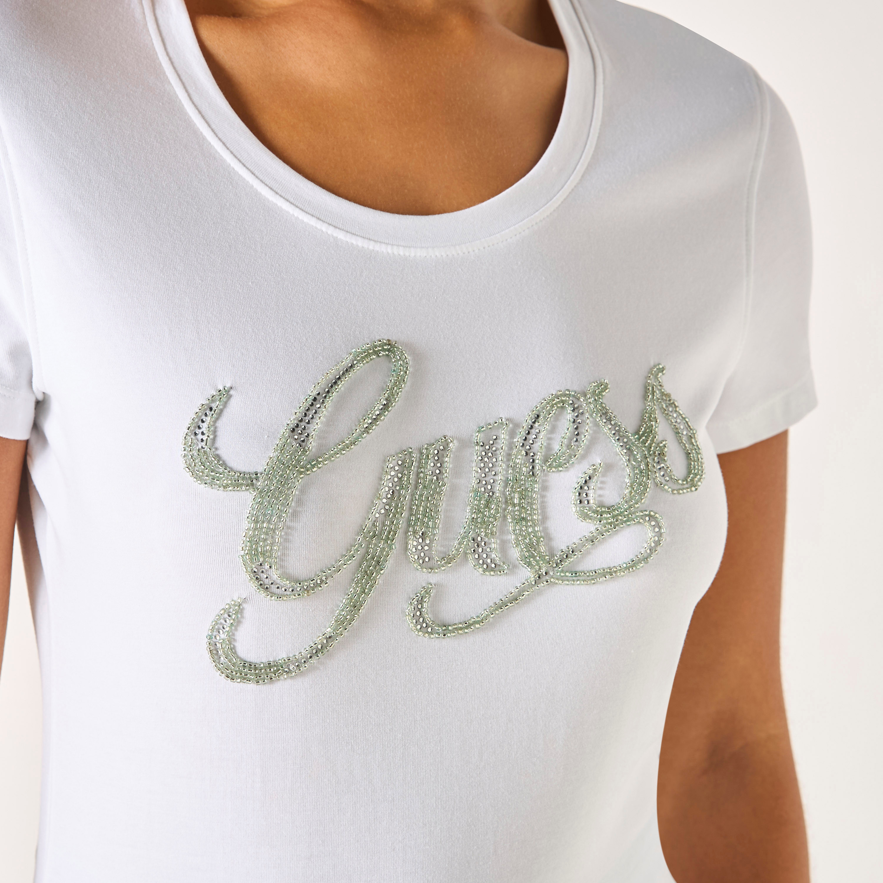 تيشيرت بياقة مستديرة وأكمام قصيرة وتزيينات شعار من جيس-women-clothing-tshirts-image-4