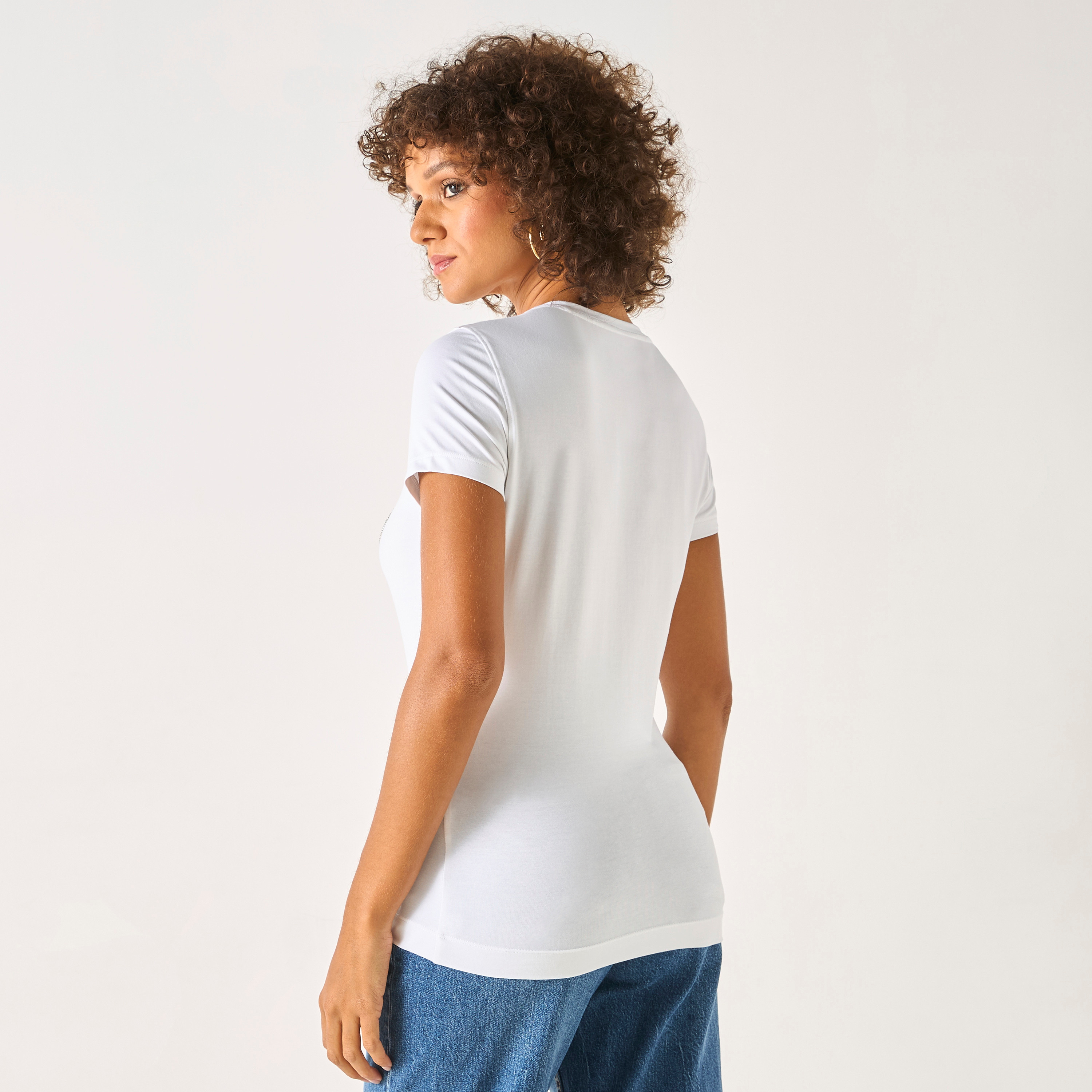 تيشيرت بياقة مستديرة وأكمام قصيرة وتزيينات شعار من جيس-women-clothing-tshirts-image-5