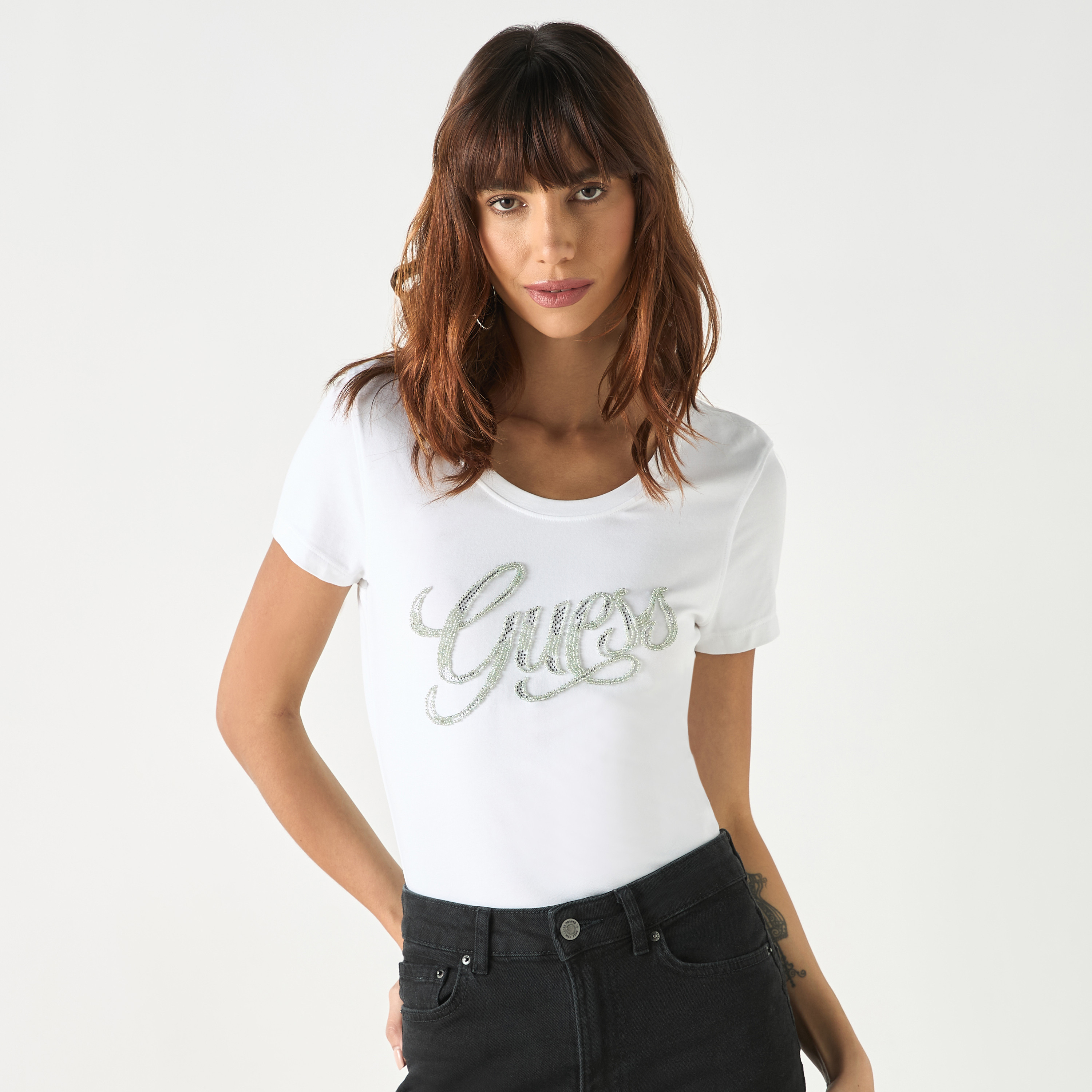 تيشيرت بياقة مستديرة وأكمام قصيرة بتزيينات شعار من جيس-women-clothing-tshirts-image-1
