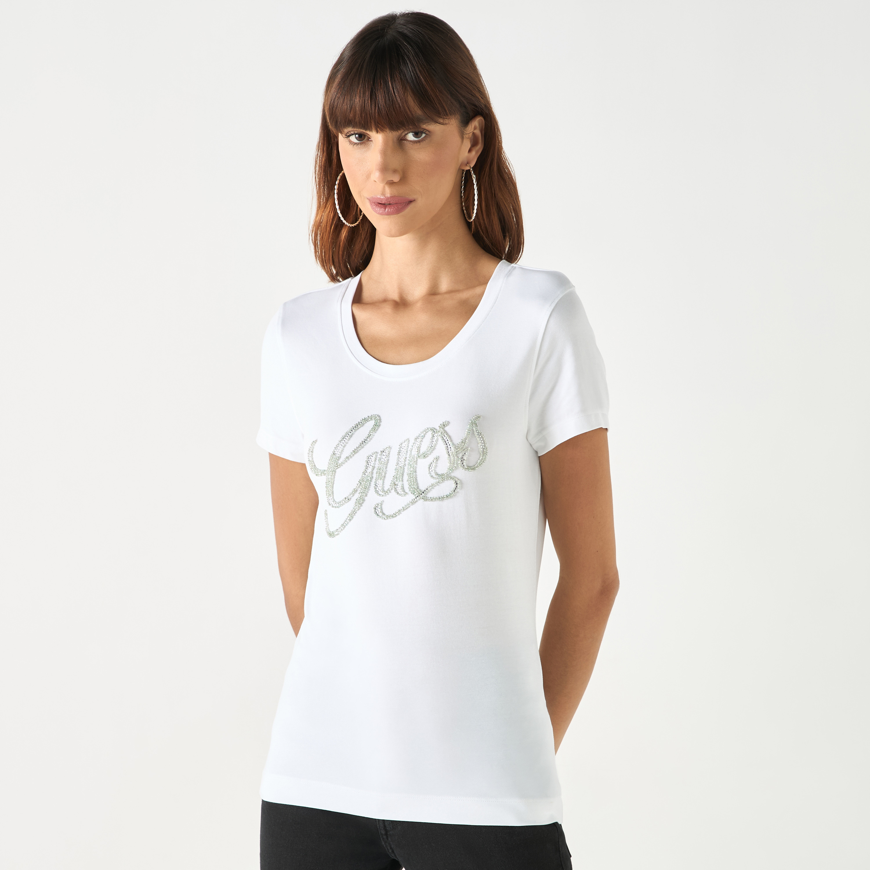 تيشيرت بياقة مستديرة وأكمام قصيرة بتزيينات شعار من جيس-women-clothing-tshirts-image-2