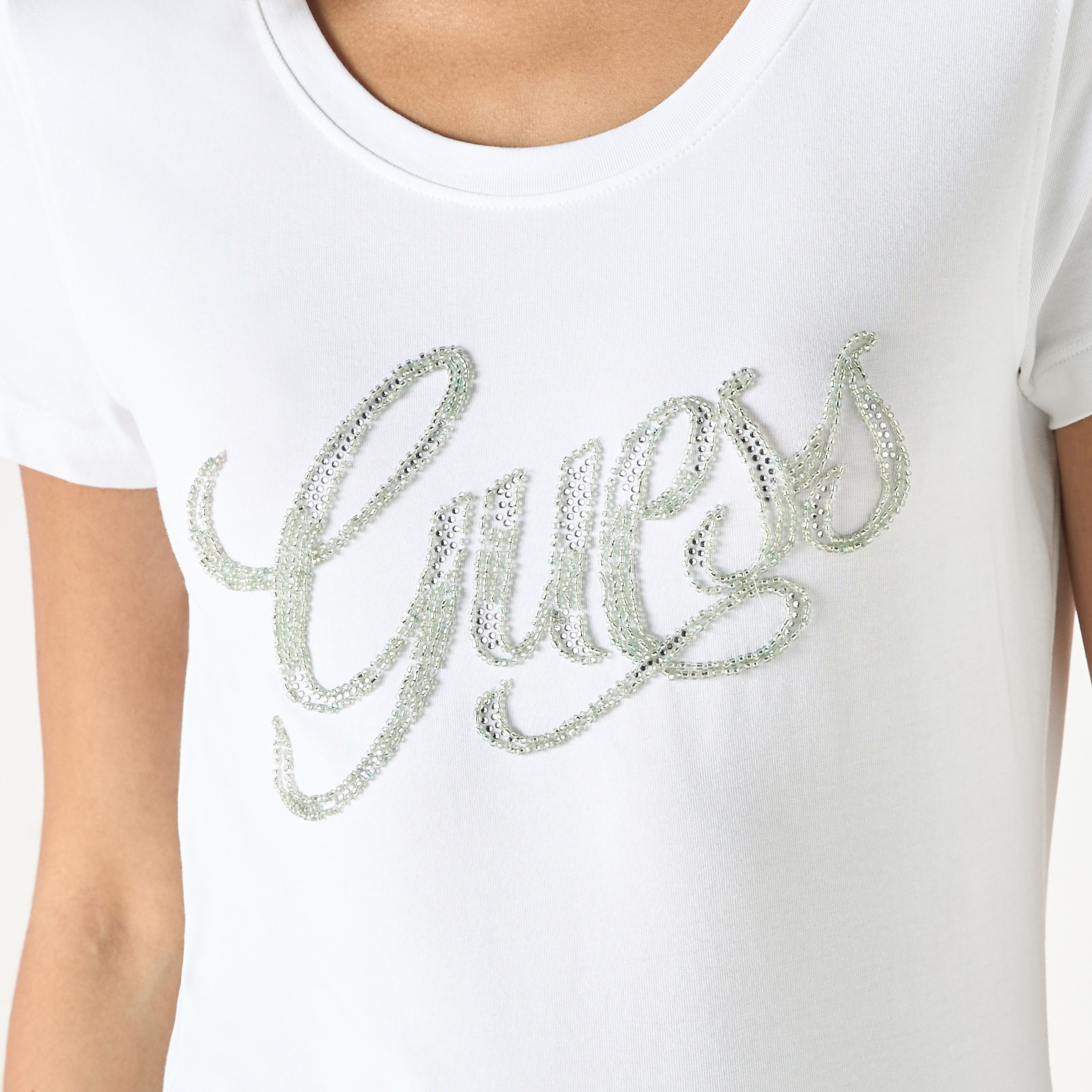 تيشيرت بياقة مستديرة وأكمام قصيرة بتزيينات شعار من جيس-women-clothing-tshirts-image-5