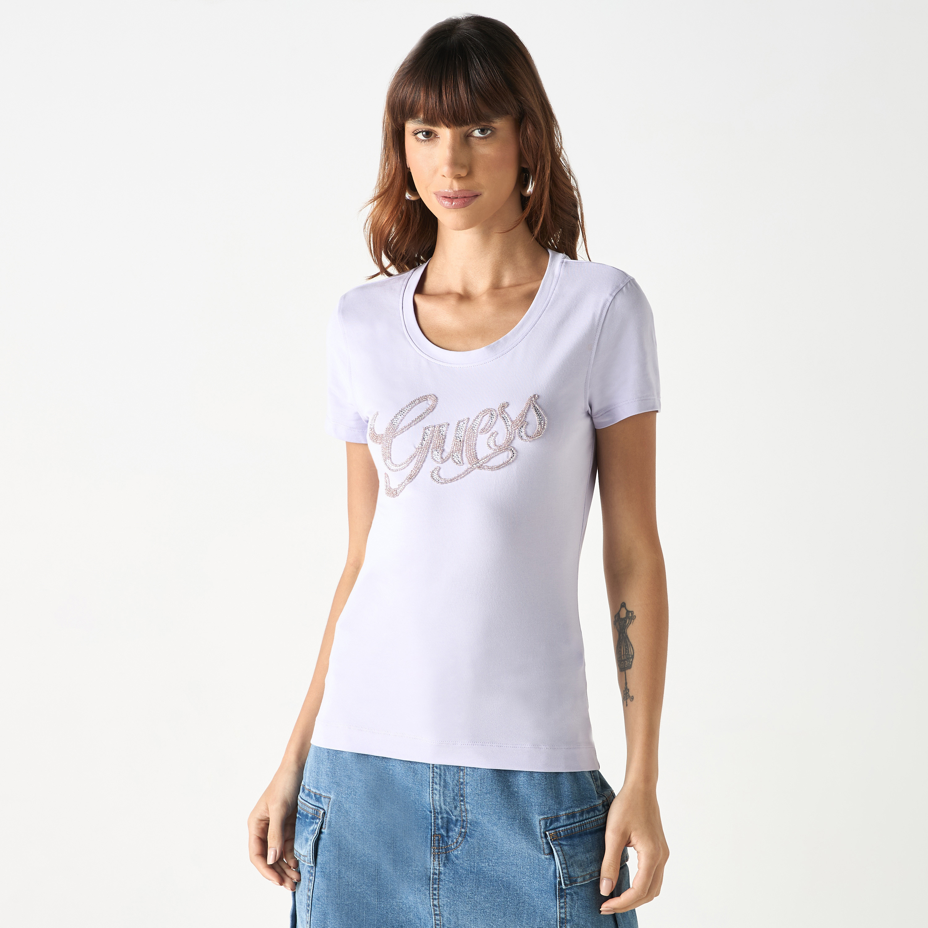 تيشيرت بياقة مستديرة وأكمام قصيرة بتزيينات شعار من جيس-women-clothing-tshirts-image-7