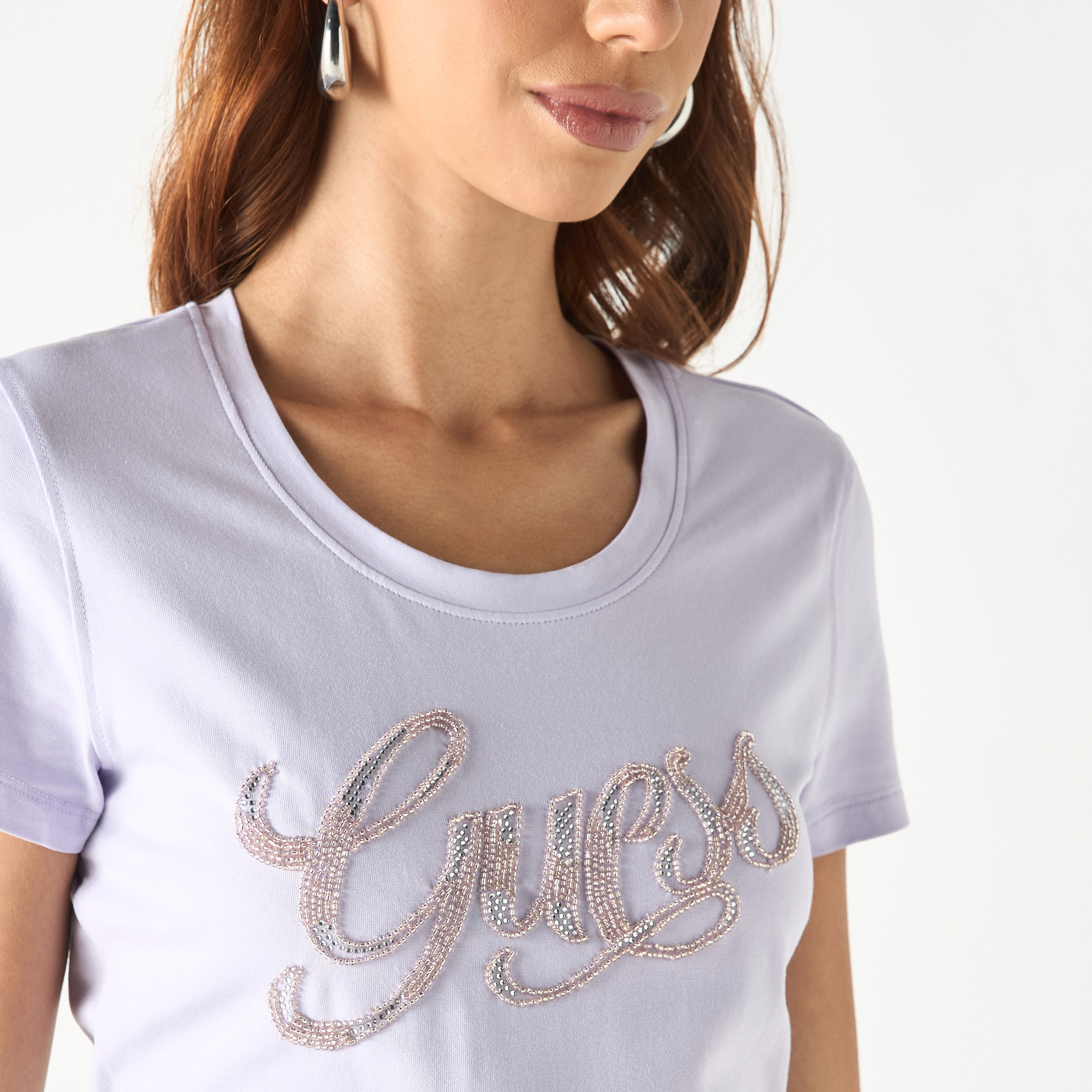 تيشيرت بياقة مستديرة وأكمام قصيرة بتزيينات شعار من جيس-women-clothing-tshirts-image-9