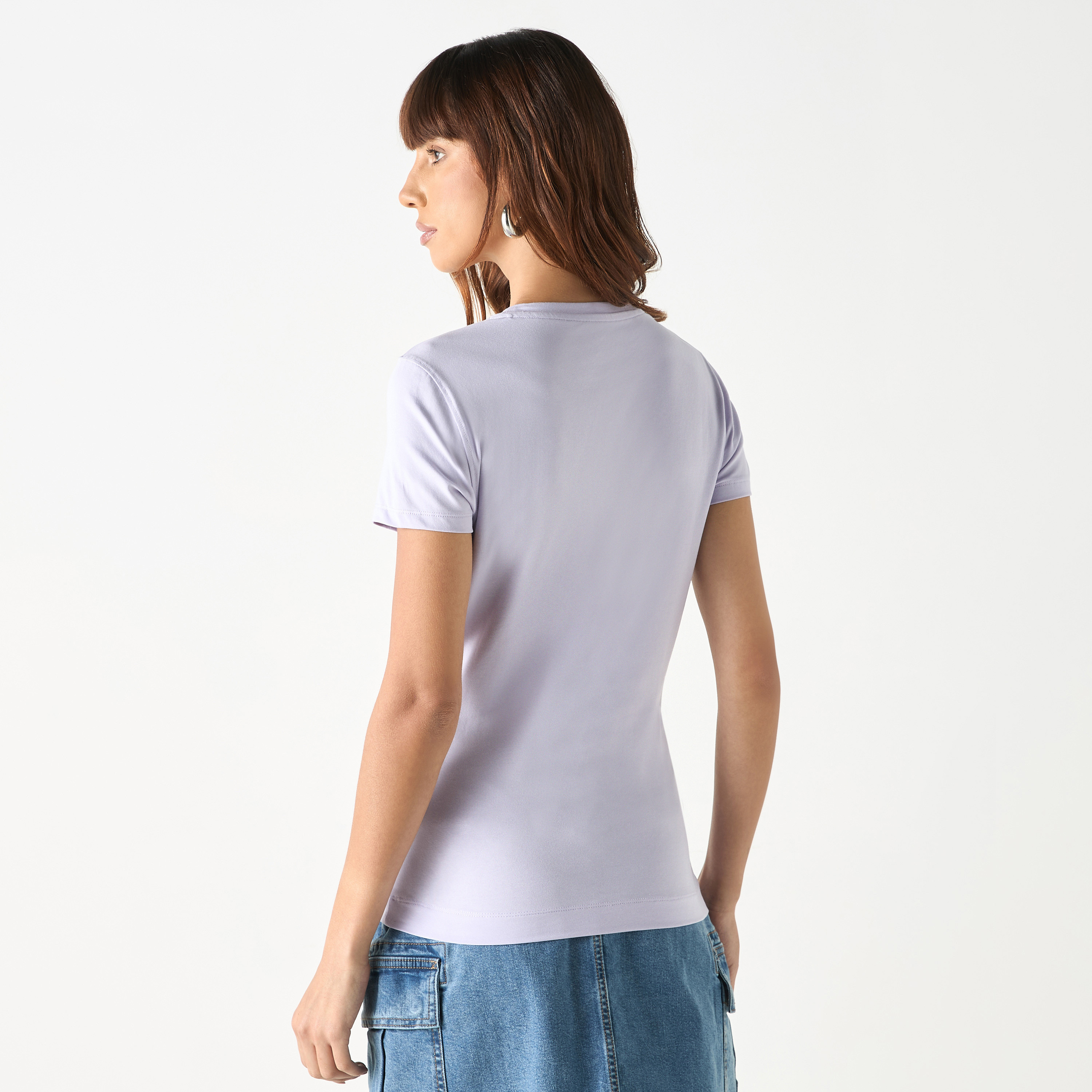 تيشيرت بياقة مستديرة وأكمام قصيرة بتزيينات شعار من جيس-women-clothing-tshirts-image-10