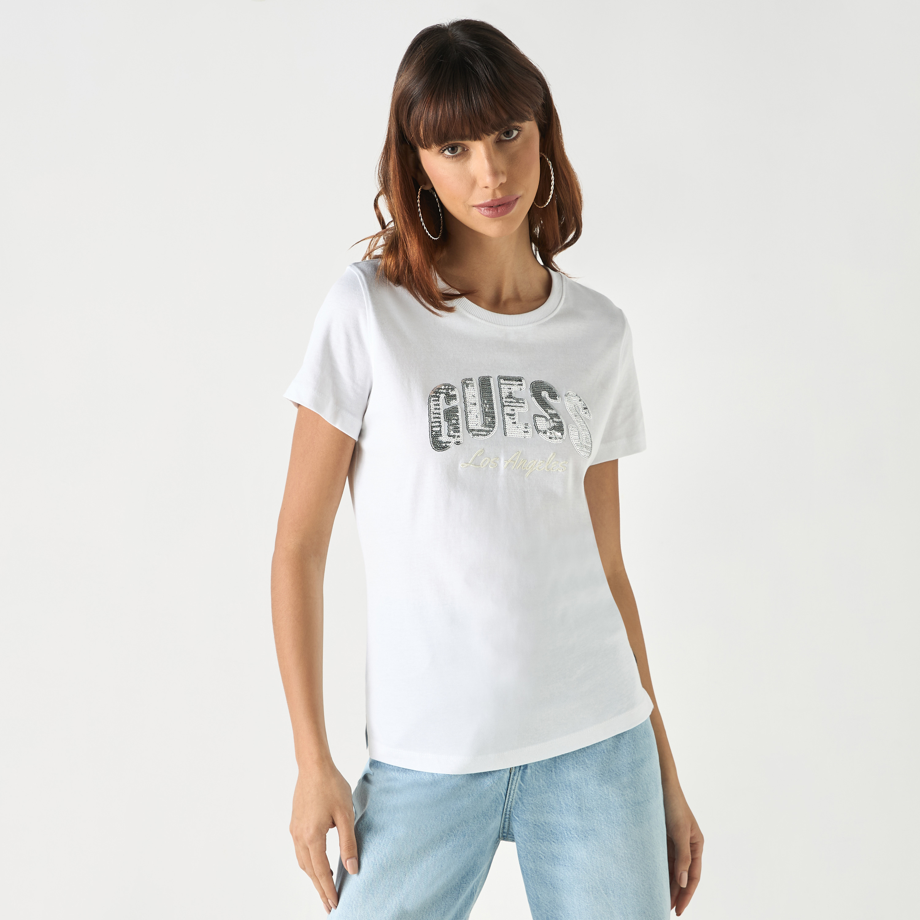 تيشيرت بياقة مستديرة وأكمام قصيرة وتزيينات شعار من جيس-women-clothing-tshirts-image-2