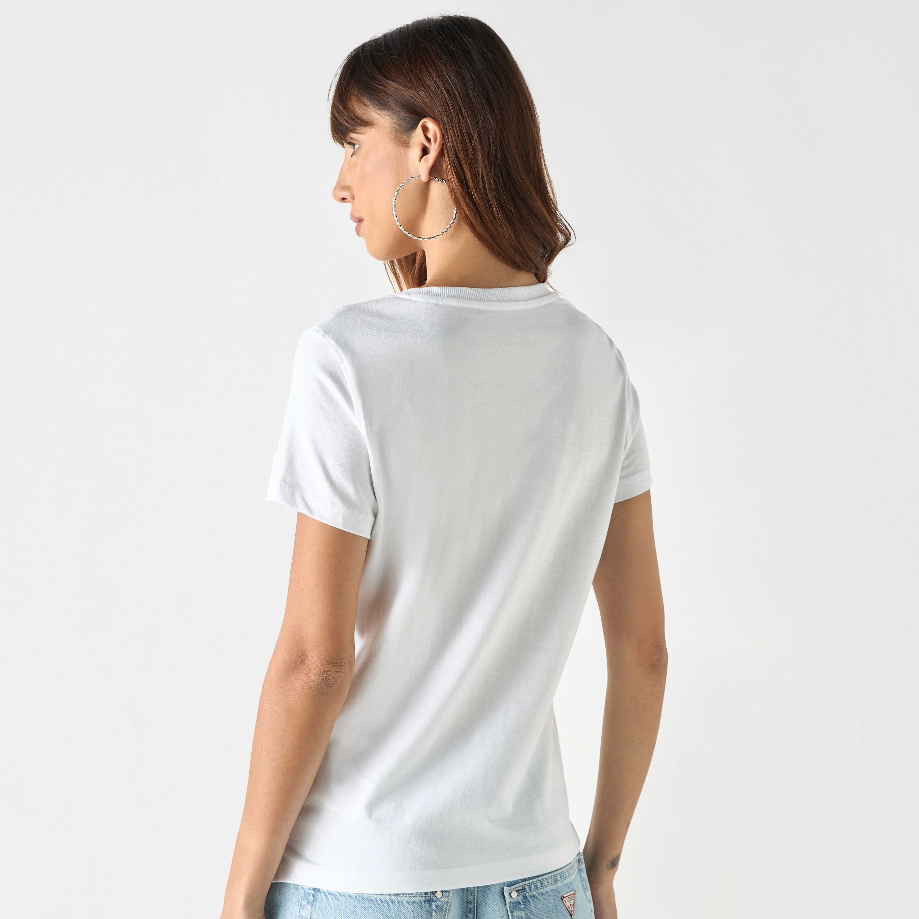 تيشيرت بياقة مستديرة وأكمام قصيرة وتزيينات شعار من جيس-women-clothing-tshirts-image-4
