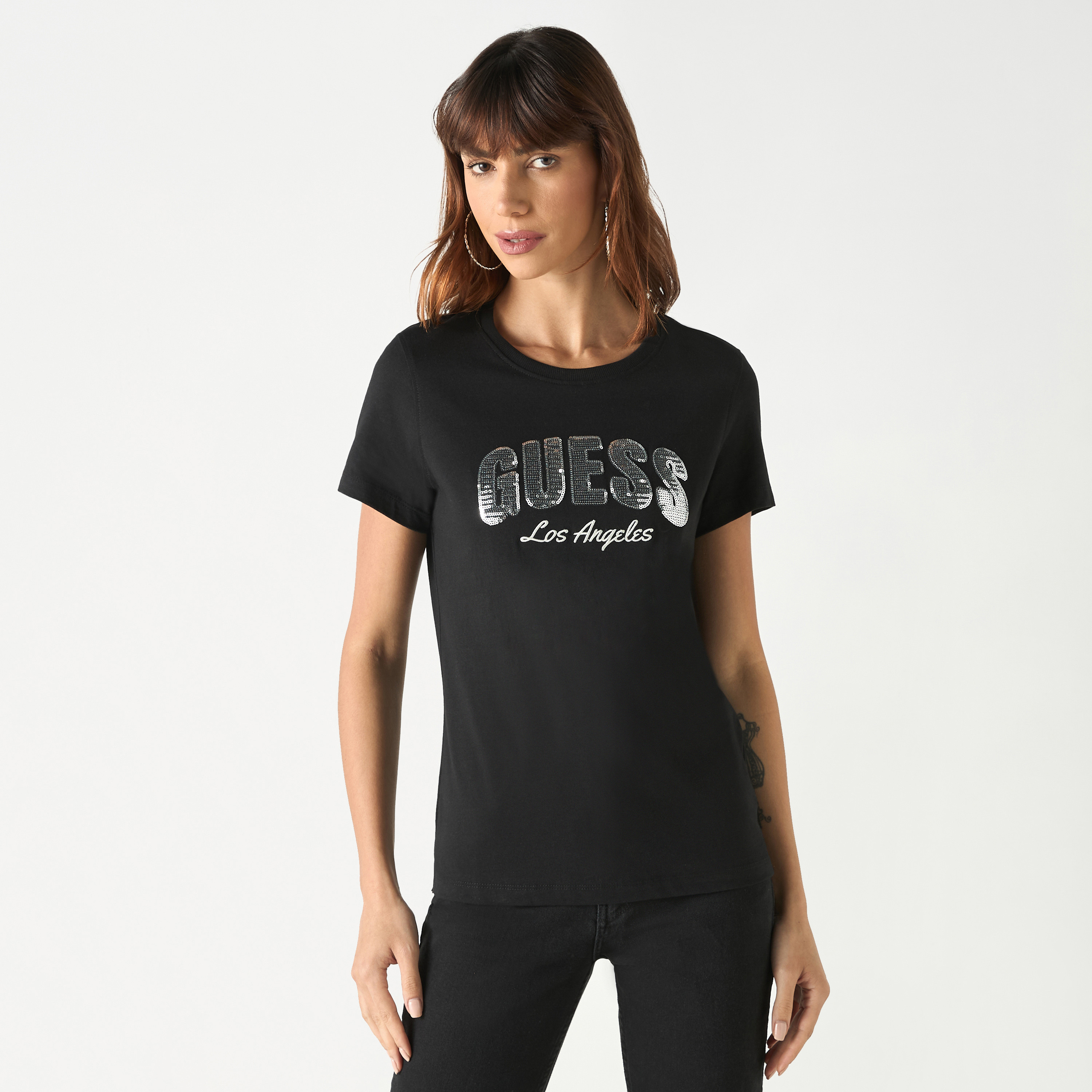 تيشيرت بياقة مستديرة وأكمام قصيرة وتزيينات شعار من جيس-women-clothing-tshirts-image-17