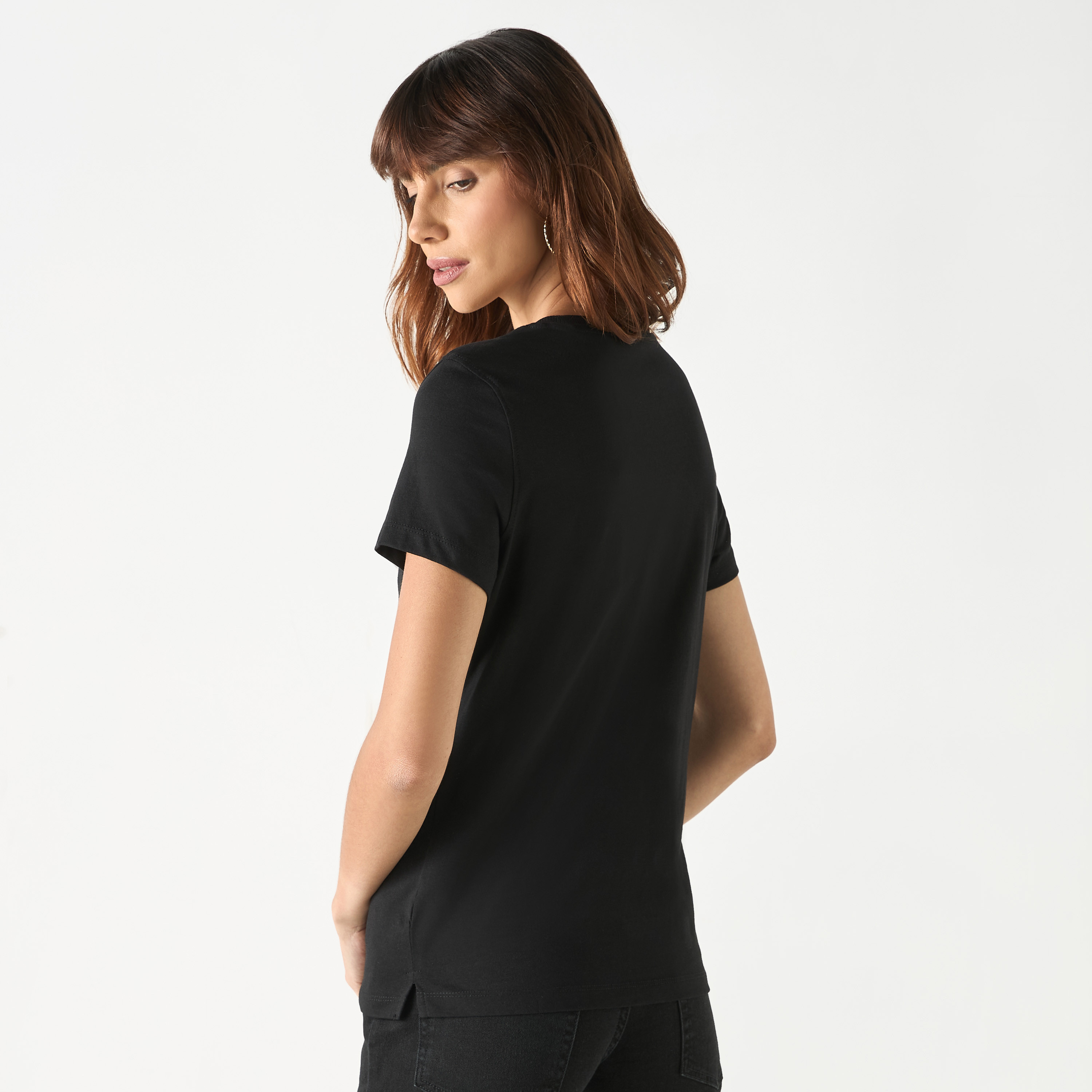 تيشيرت بياقة مستديرة وأكمام قصيرة وتزيينات شعار من جيس-women-clothing-tshirts-image-19