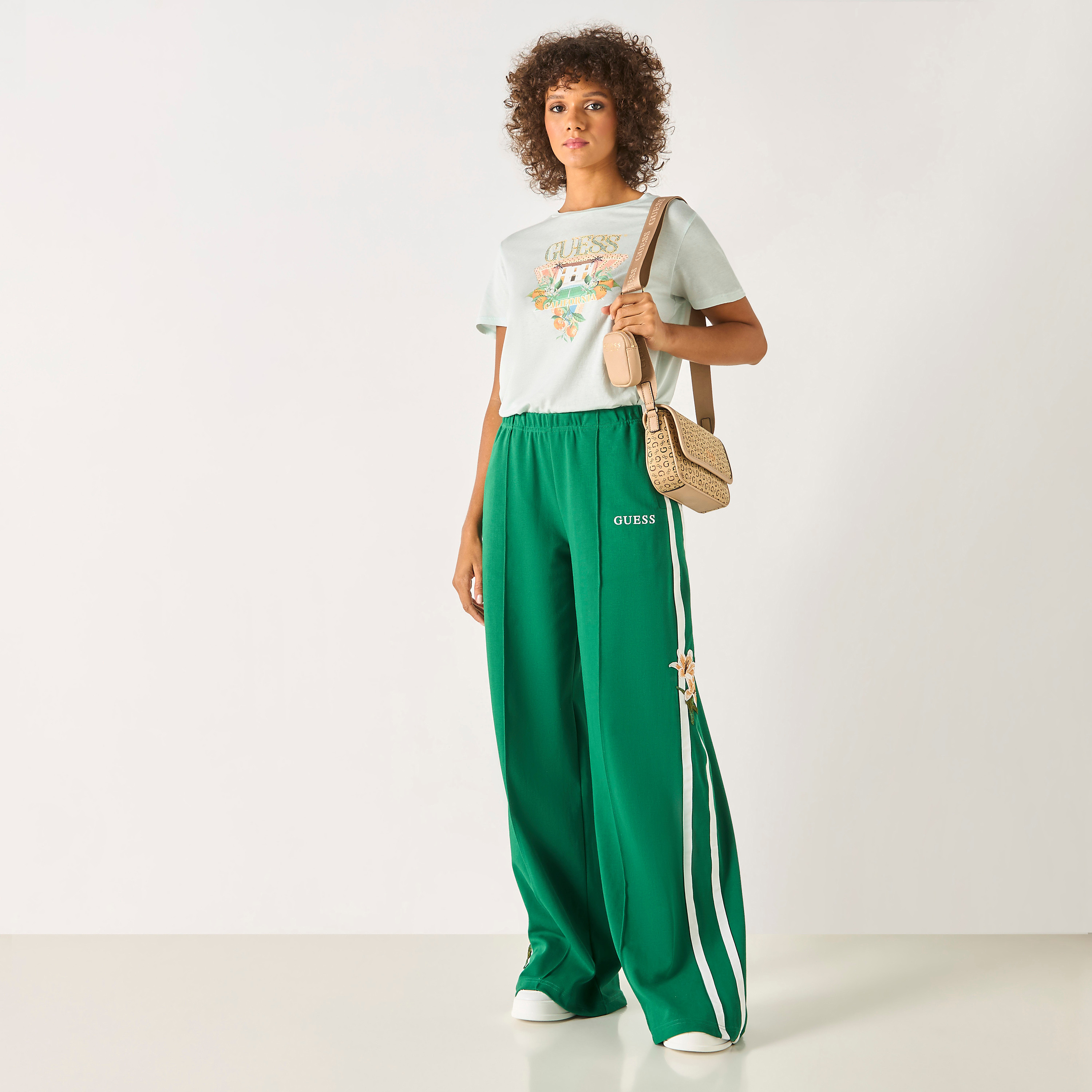 تيشيرت بياقة مستديرة وأكمام قصيرة وتطريز شعار من جيس-women-clothing-tshirts-image-2