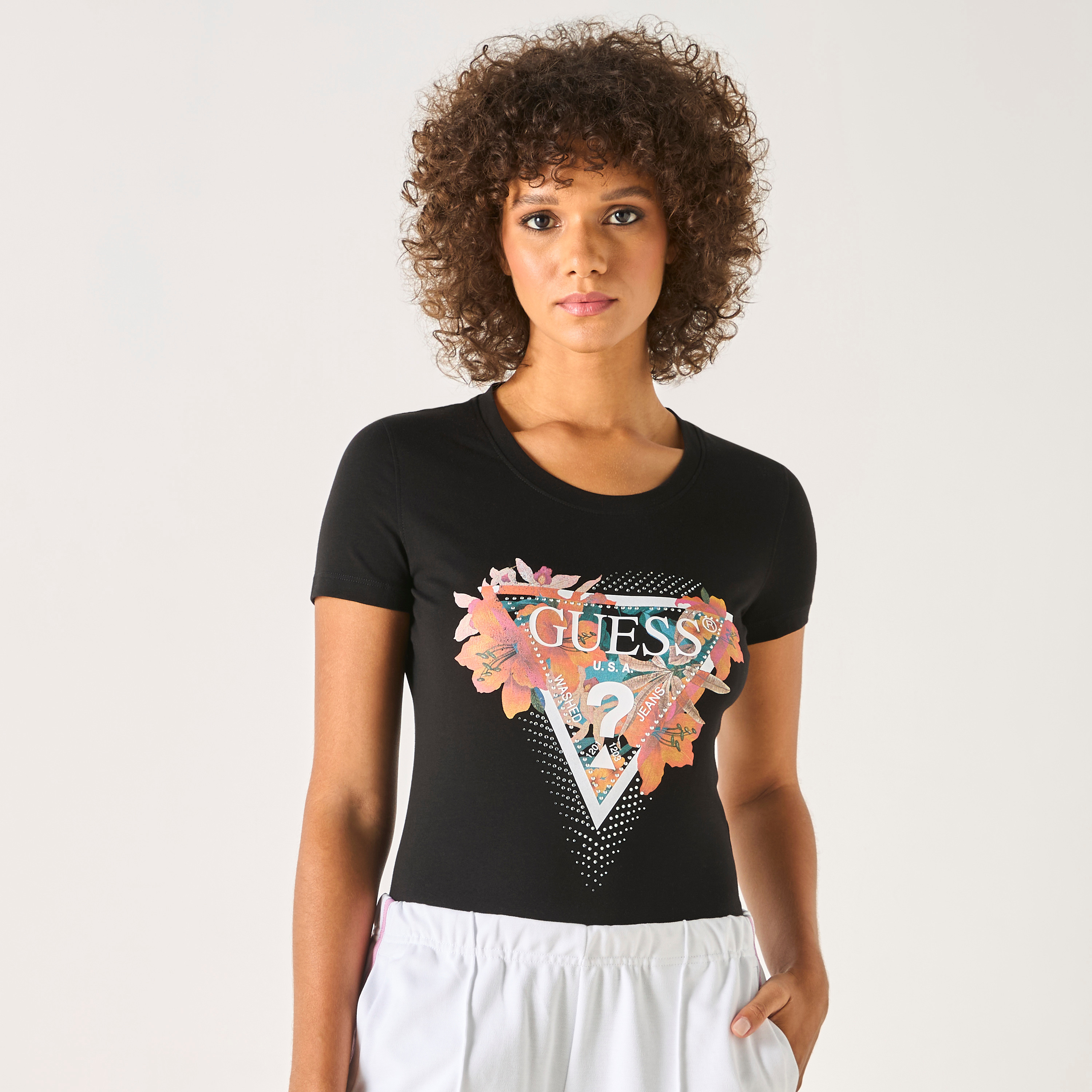 تيشيرت بياقة مستديرة وأكمام قصيرة وطبعات شعار من جيس-women-clothing-tshirts-image-1