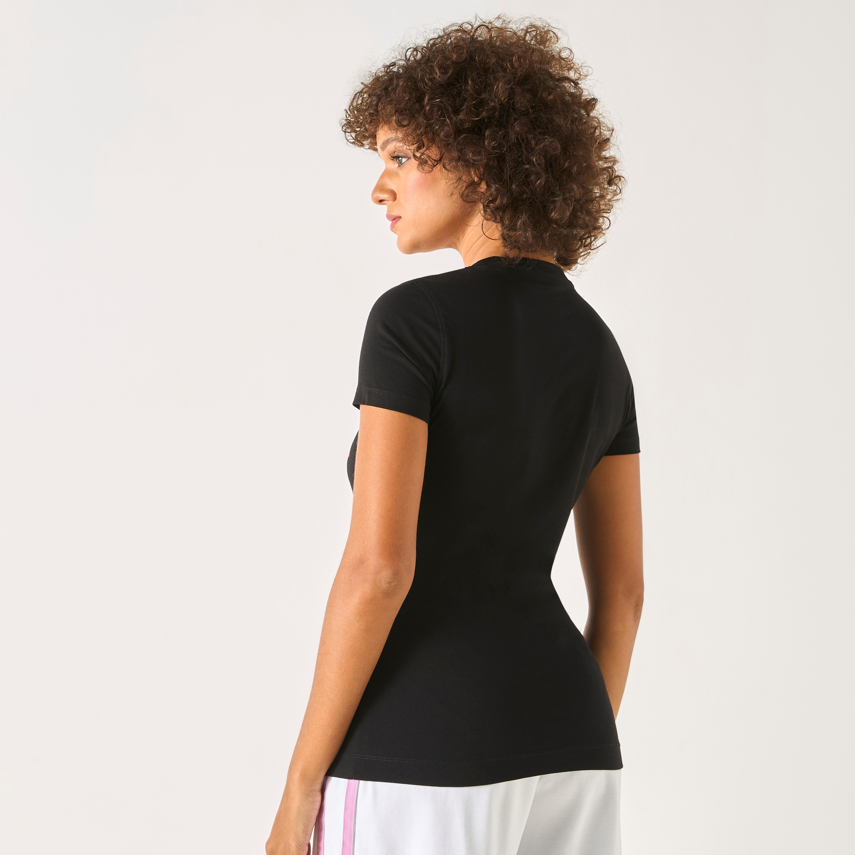 تيشيرت بياقة مستديرة وأكمام قصيرة وطبعات شعار من جيس-women-clothing-tshirts-image-5