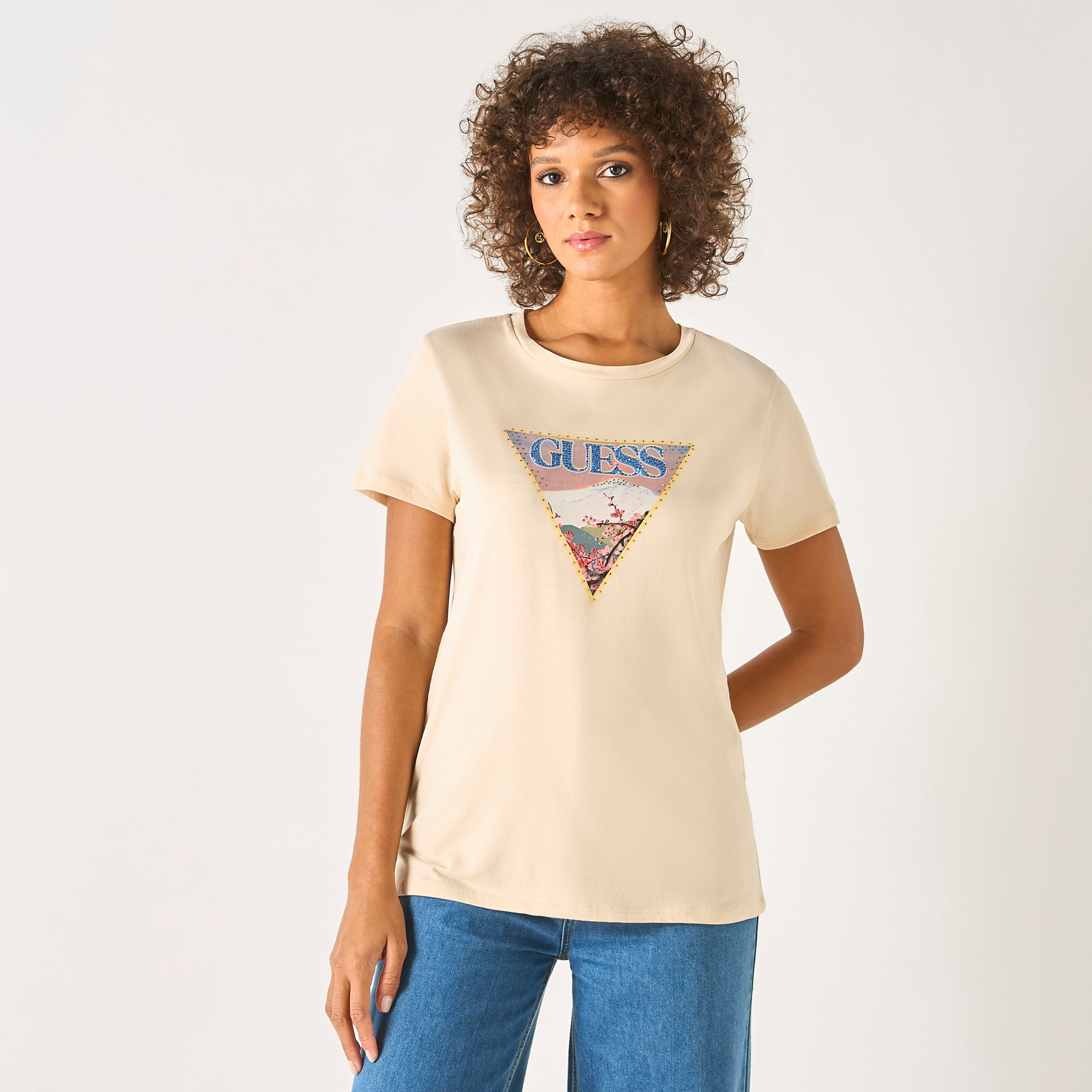تيشيرت بياقة مستديرة وأكمام قصيرة وتزيينات شعار من جيس-women-clothing-tshirts-image-3