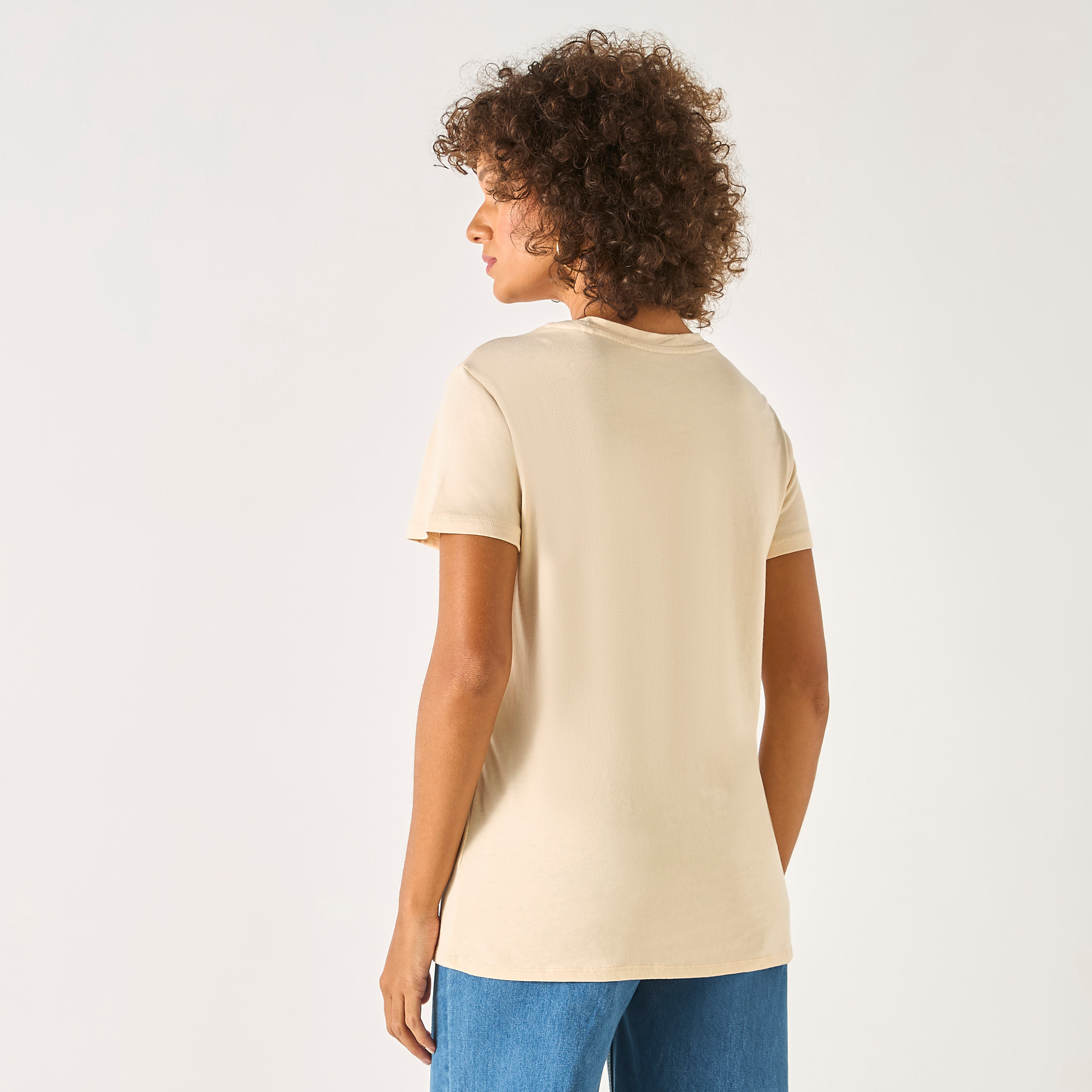 تيشيرت بياقة مستديرة وأكمام قصيرة وتزيينات شعار من جيس-women-clothing-tshirts-image-5