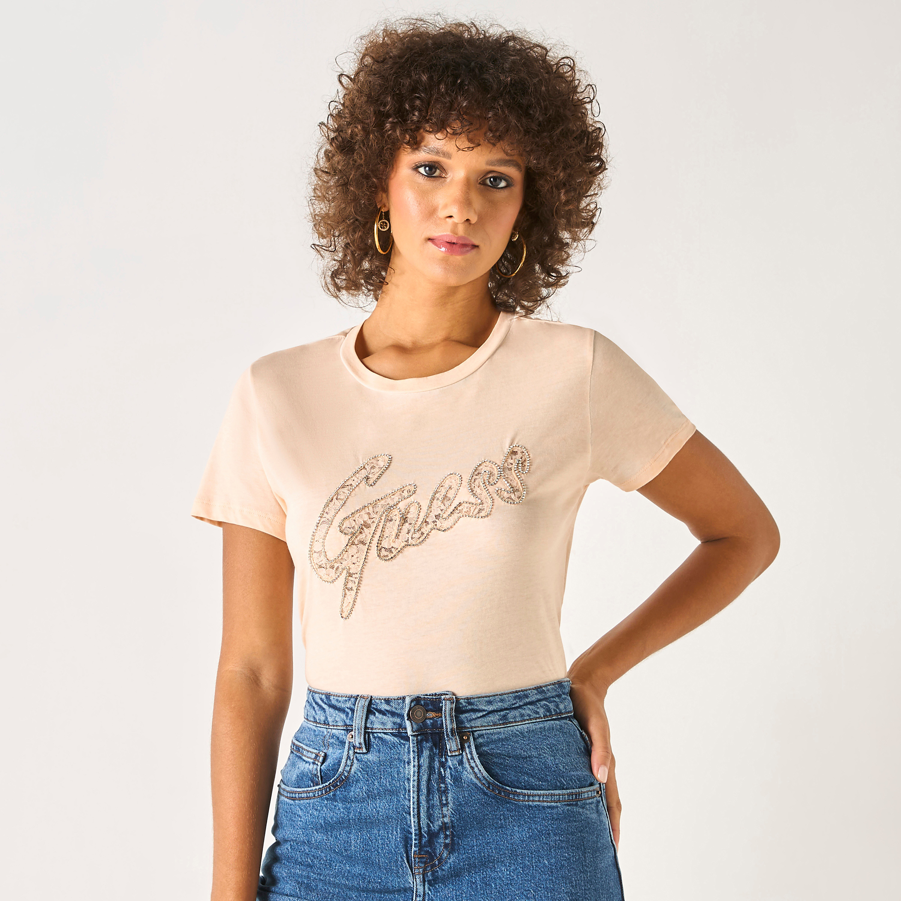 تيشيرت بياقة مستديرة وأكمام قصيرة وتطريز شعار من جيس-women-clothing-tshirts-image-1