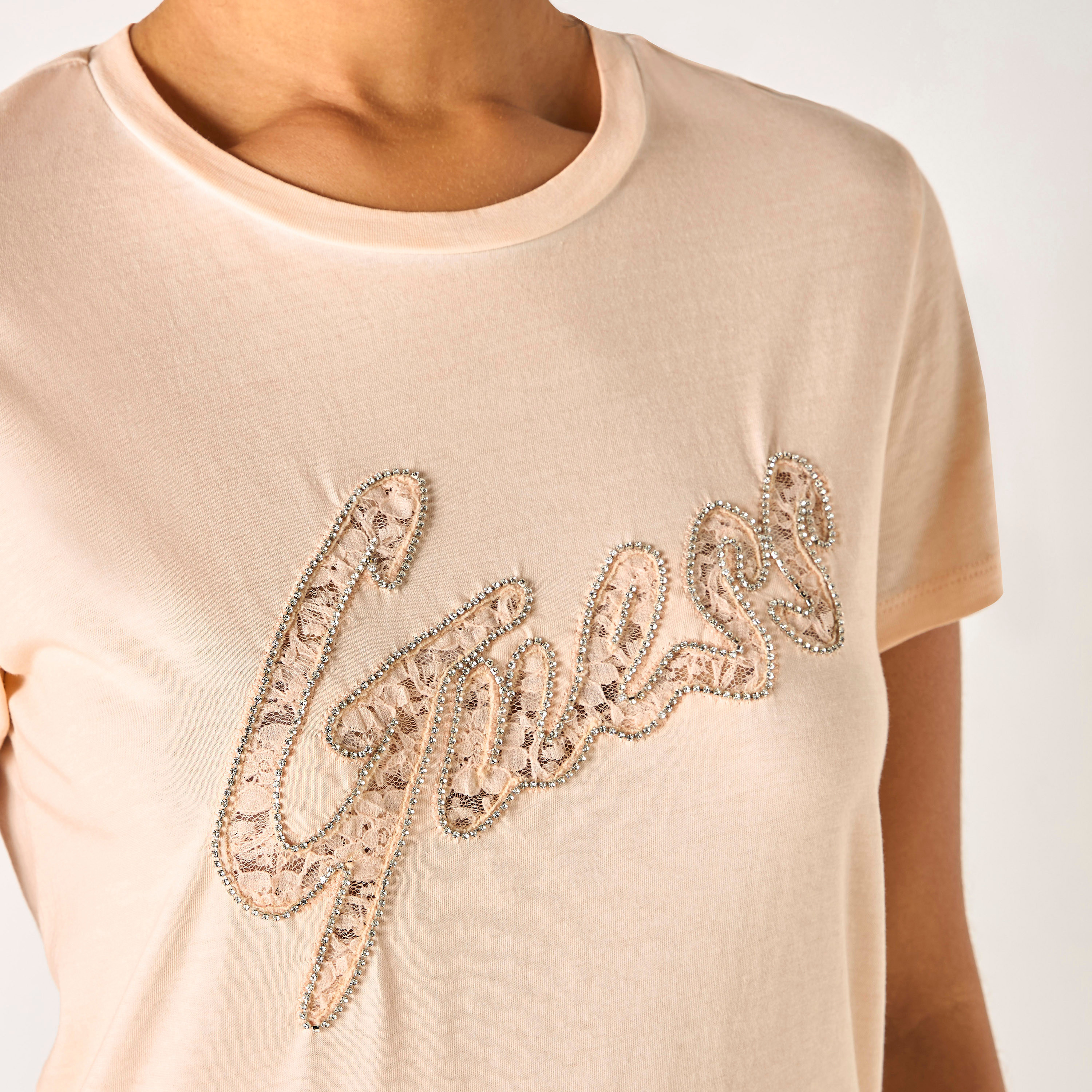 تيشيرت بياقة مستديرة وأكمام قصيرة وتطريز شعار من جيس-women-clothing-tshirts-image-4
