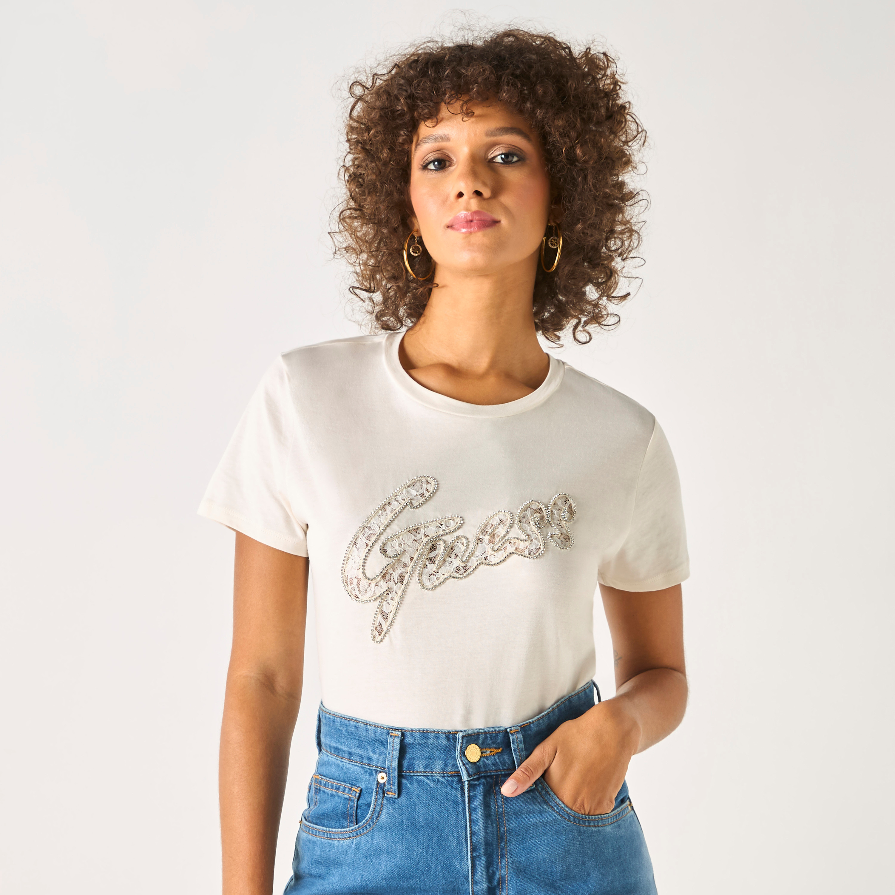 تيشيرت بياقة مستديرة وأكمام قصيرة وتطريز شعار من جيس-women-clothing-tshirts-image-1