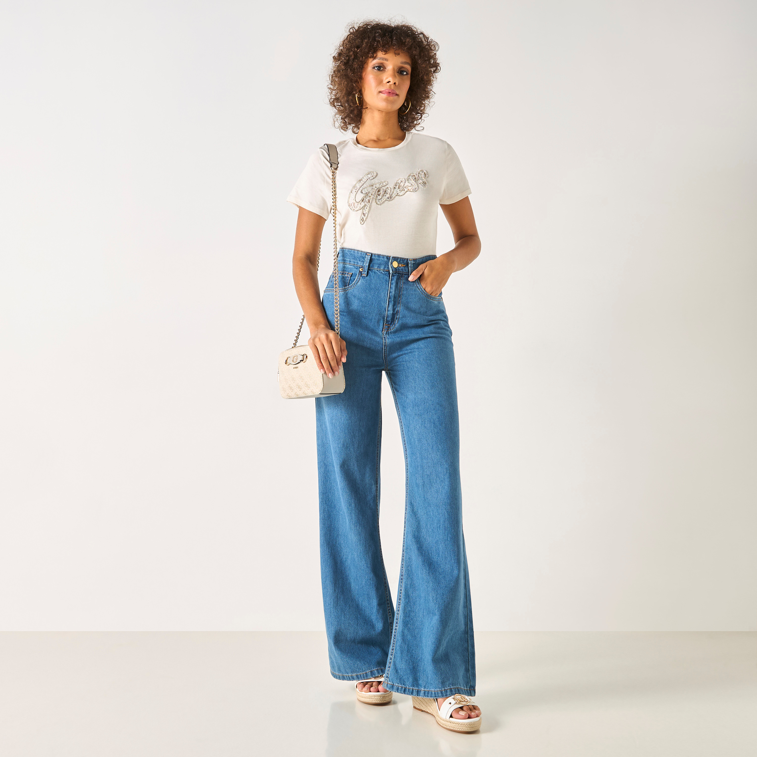 تيشيرت بياقة مستديرة وأكمام قصيرة وتطريز شعار من جيس-women-clothing-tshirts-image-2