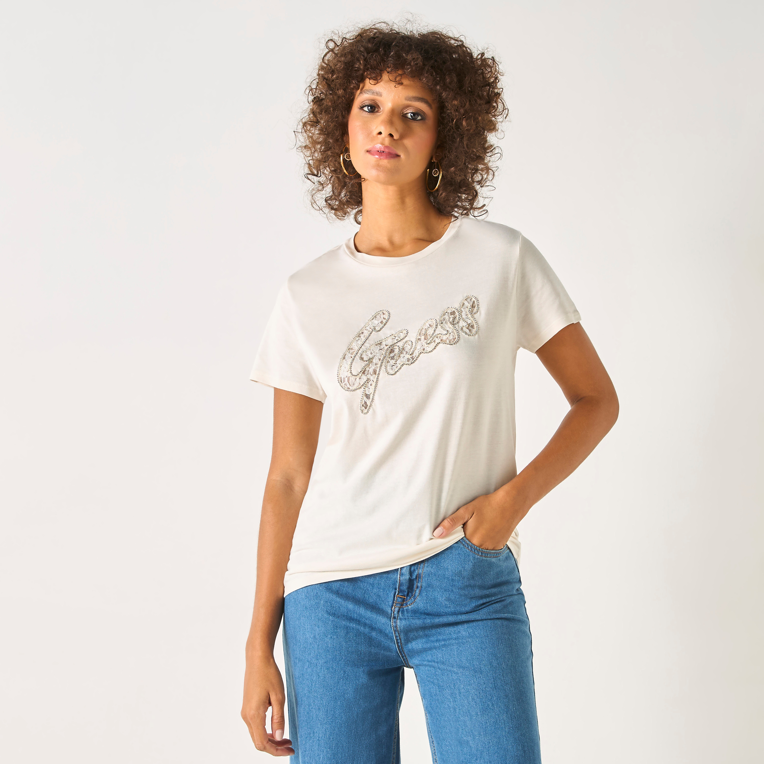 تيشيرت بياقة مستديرة وأكمام قصيرة وتطريز شعار من جيس-women-clothing-tshirts-image-3